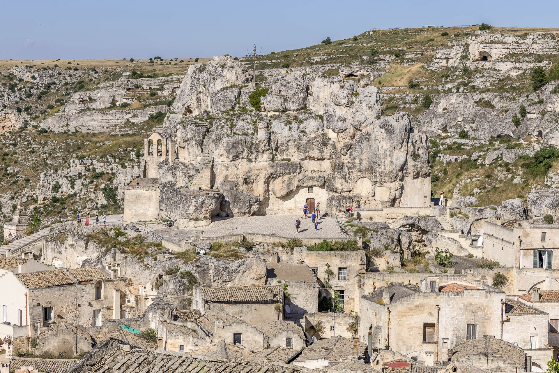 Matera : La toponymie de la ville est complexe, sur le plateau s’étend la ville moderne et c’est un monde insoupçonné qu’on découvre en contre-bas. Les Sassi (quartiers troglodytiques) se cachent dans les échancrures de la Gravina, un vertigineux canyon. 