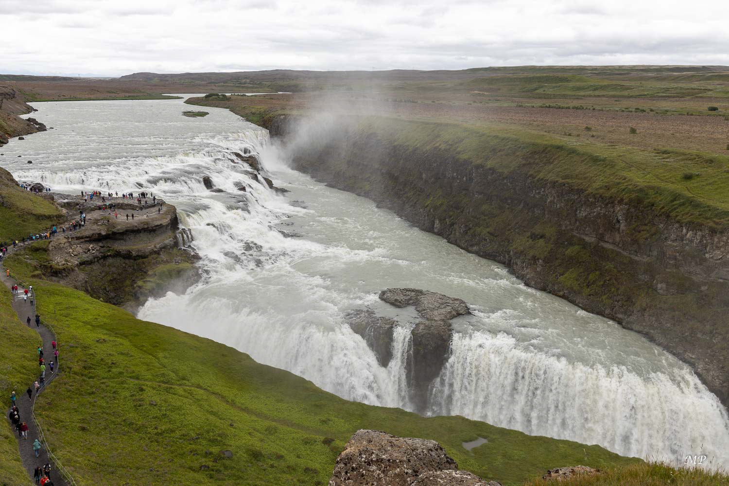 Gulfoss dans le Cercle d'Or - Cette cataracte de 32m au débit puissant (109m3/s ) plonge dans une fissure étroite qui fait l'effet d'un grand canyon de 2,5 km