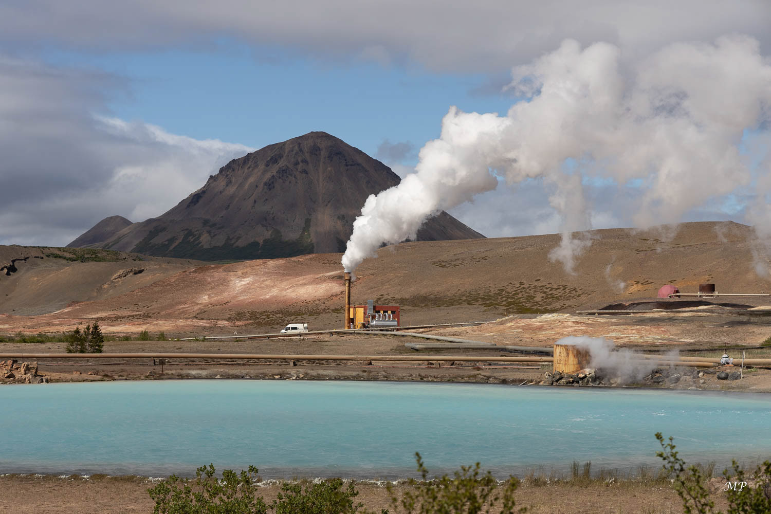 La centrale de géothermie de Krafla, l'eau est à 100°C !. Le volcan  s'est réveillé entre 1975 et 1984, répandant sa lave sur 35km2 et 11km de long au gré de 9 éruptions.
