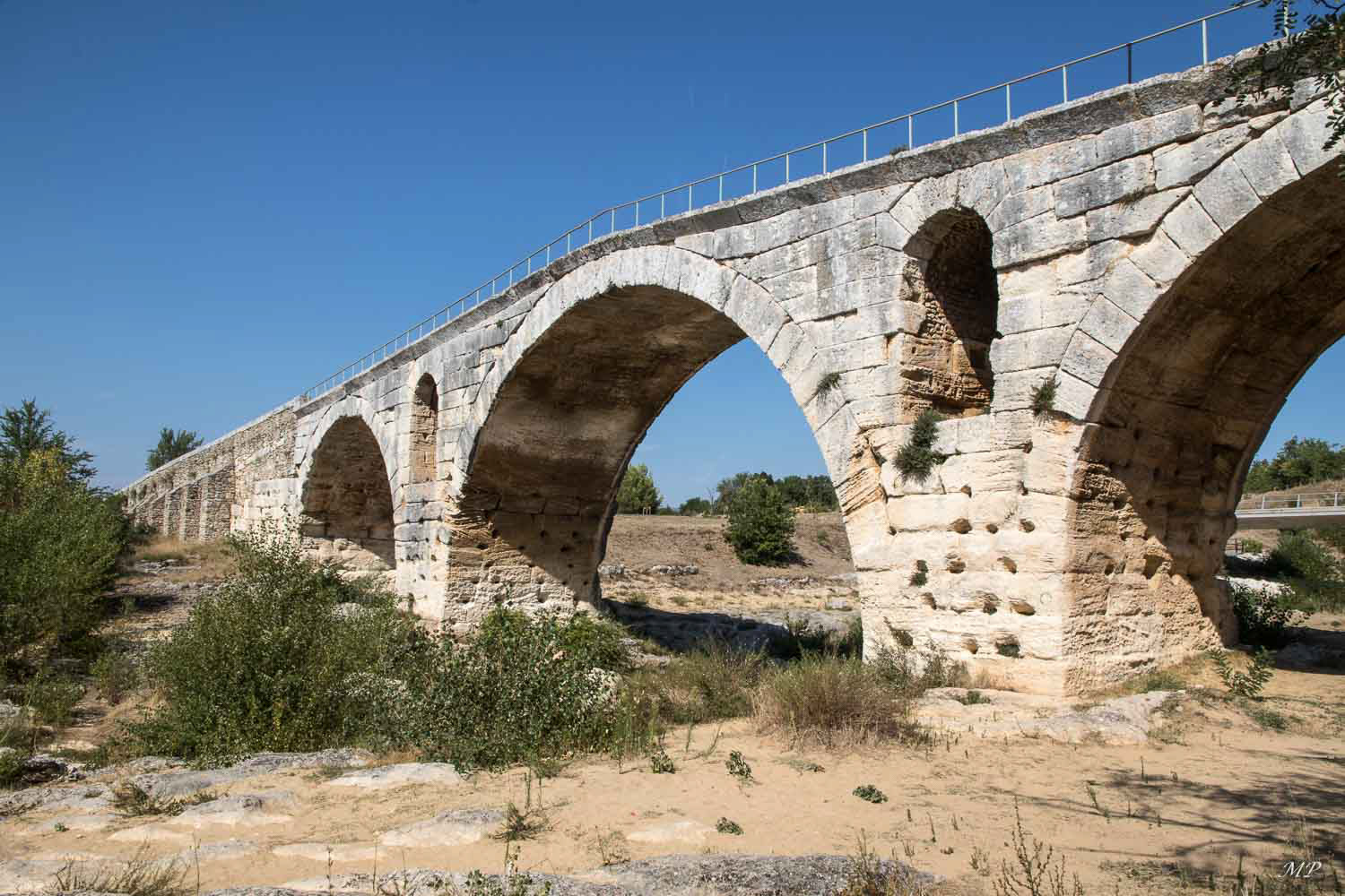 Le Pont Julien à Bonnieux (Vaucluse)