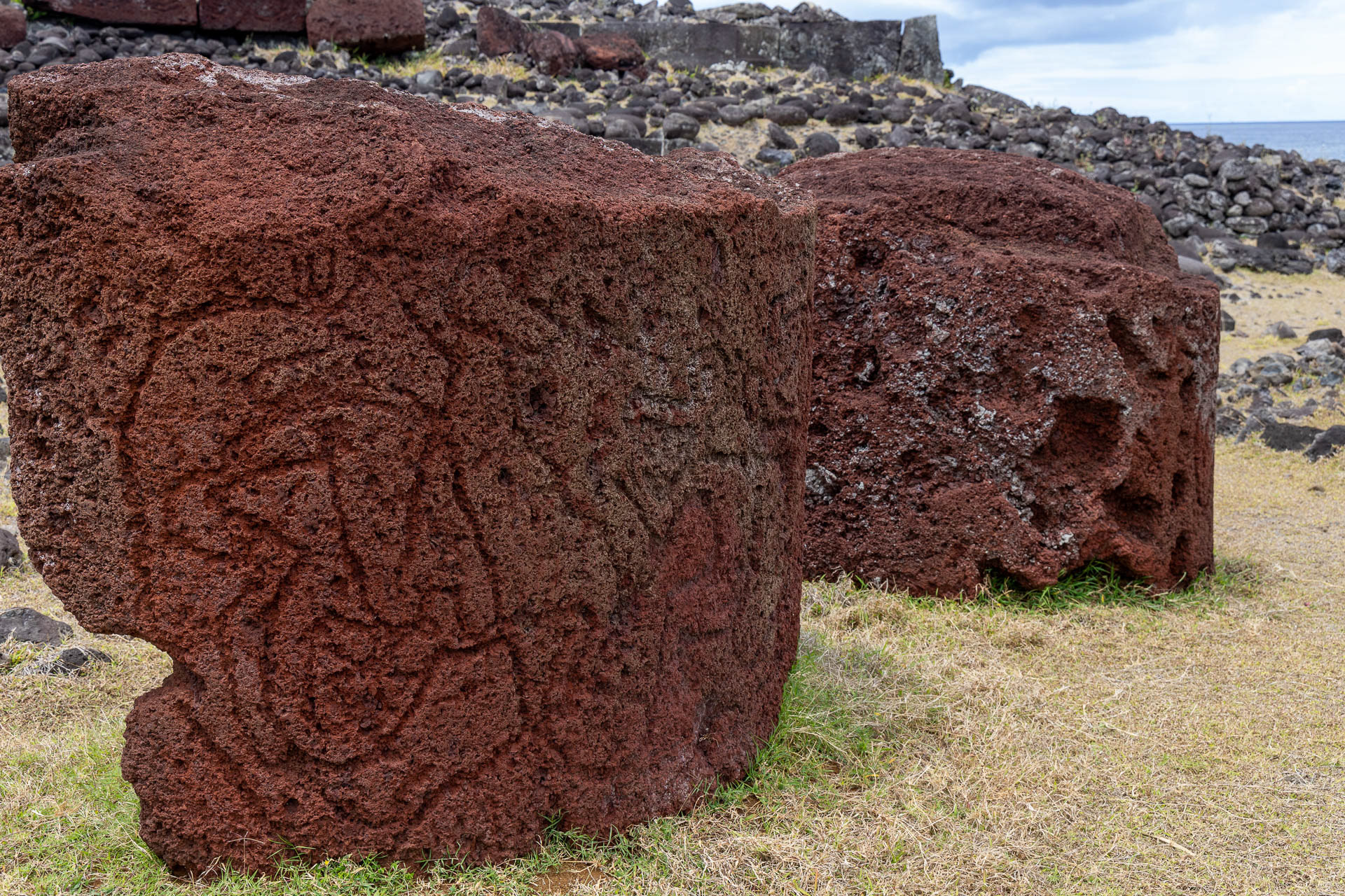 Akahanga - A terre plusieurs pukao ou coiffes de scories volcaniques rouges qui surmontaient les statues.