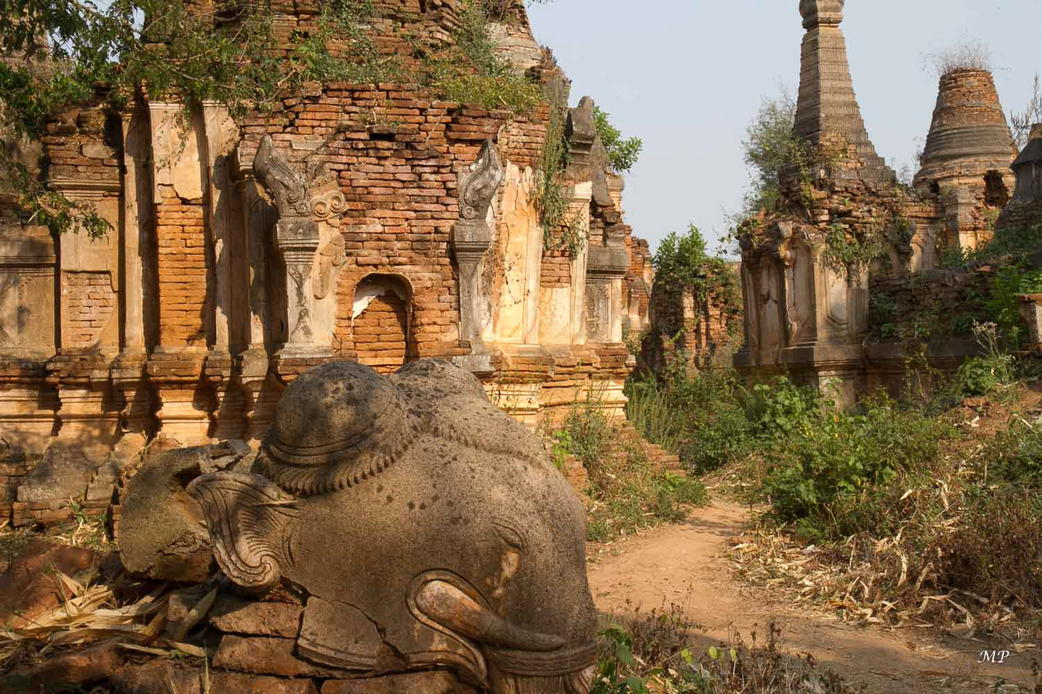 Sur les rives du lac Inle, la Paya Shwe Inn Thein est un ensemble de 1054 zedi érodés par le temps, la plupart construits aux XVIIe et XVIIIe siècles. Le site archéologique de Shwe Inn Thein s’étend sur 6ha et donne l’impression d’être situé au bout du monde. Ce site est méconnu bien que grandiose. Les stupas construits du XIVe au XVIIIe siècle offrent une grande diversité de styles classiques de l’art birman. On y découvre de magnifiques sculptures qui ne pourront, malheureusement, jamais être