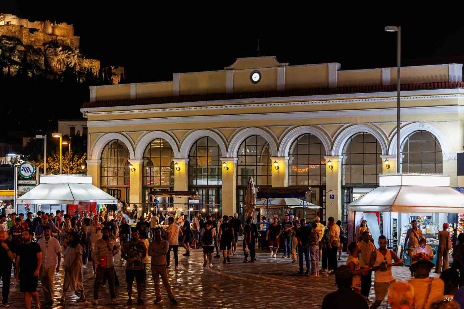 L'entrée du métro de la place Monastiraki, une des plus vielles stations d'Athènes 