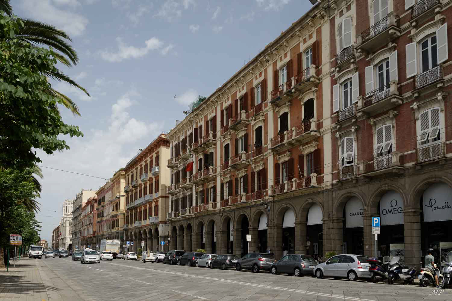 Cagliari - La Via Roma est une longue rue animée qui longe le port. Elle vit au rythme de ses nombreux cafés et commerces nichés sous des arcades.