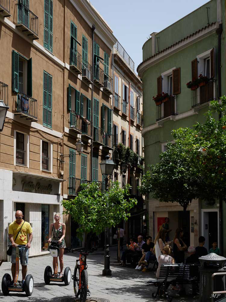 Cagliari - Le quartier du Castello se visite à pied en sillonnant de charmantes vieilles ruelles