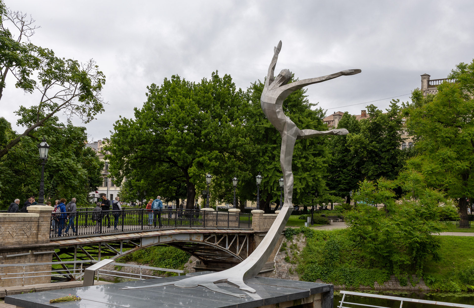 Riga -le célèbre danseur de ballet letton Māris Liepa, le long du canal.