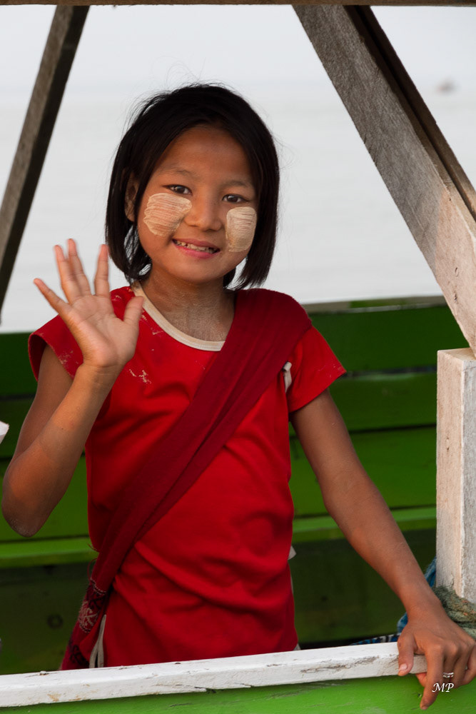 Le tanaka : C'est une pâte cosmétique d'origine végétale couramment utilisée pour couvrir le visage des femmes et des enfants. La crème est appliquée sur le visage en motifs simples, le plus courant étant un disque sur chaque joue, parfois des bandes ou la forme d'une feuille, le nez étant souvent souligné en même temps. Outre sa fonction cosmétique, le thanaka procure une sensation rafraichissante, protège de la brûlure du soleil rend la peau douce. Son parfum rappelle celui du bois de santal.