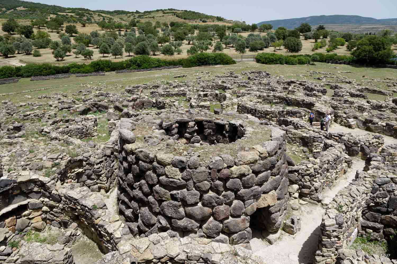 Barumini - Nuraghe Su-Nuraxi - C'est la plus grande forteresse nuragique de l'île, très bien conservée. Elle fut construite à partir de 1300 ans avant JC. Elle comprend un village dont ne subsistent que la base des maisons et une forteresse qui se compose de 4 tours qui entourait le donjon.