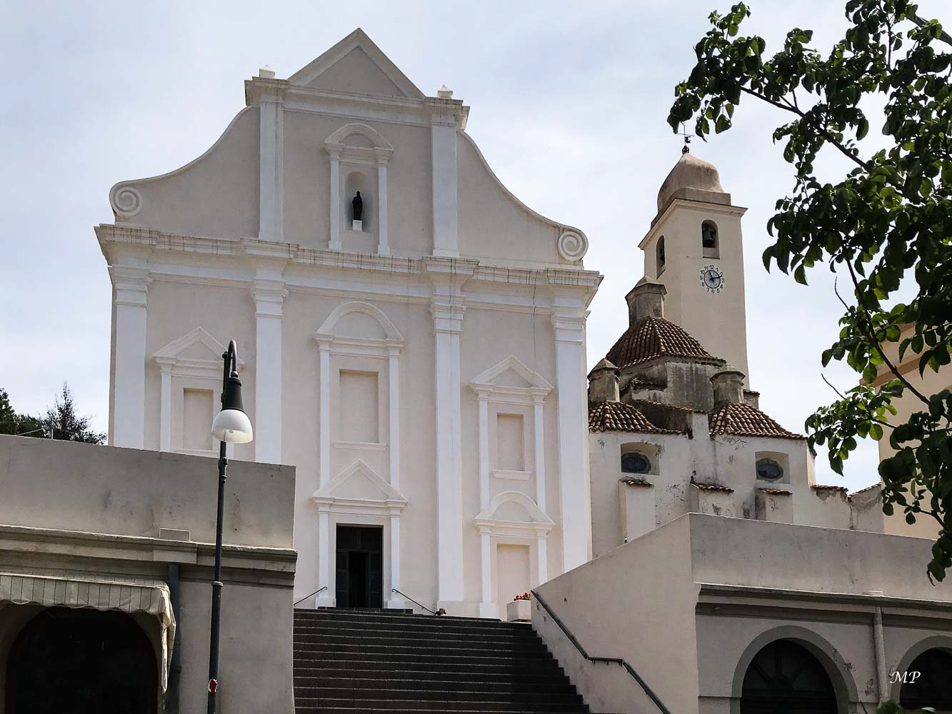 La petite ville d'Orosei  est composée d'un réseau de ruelles pavées, de venelles étroites et de placettes ombragées, ponctuées d'églises du XVIIe et XVIIIe.