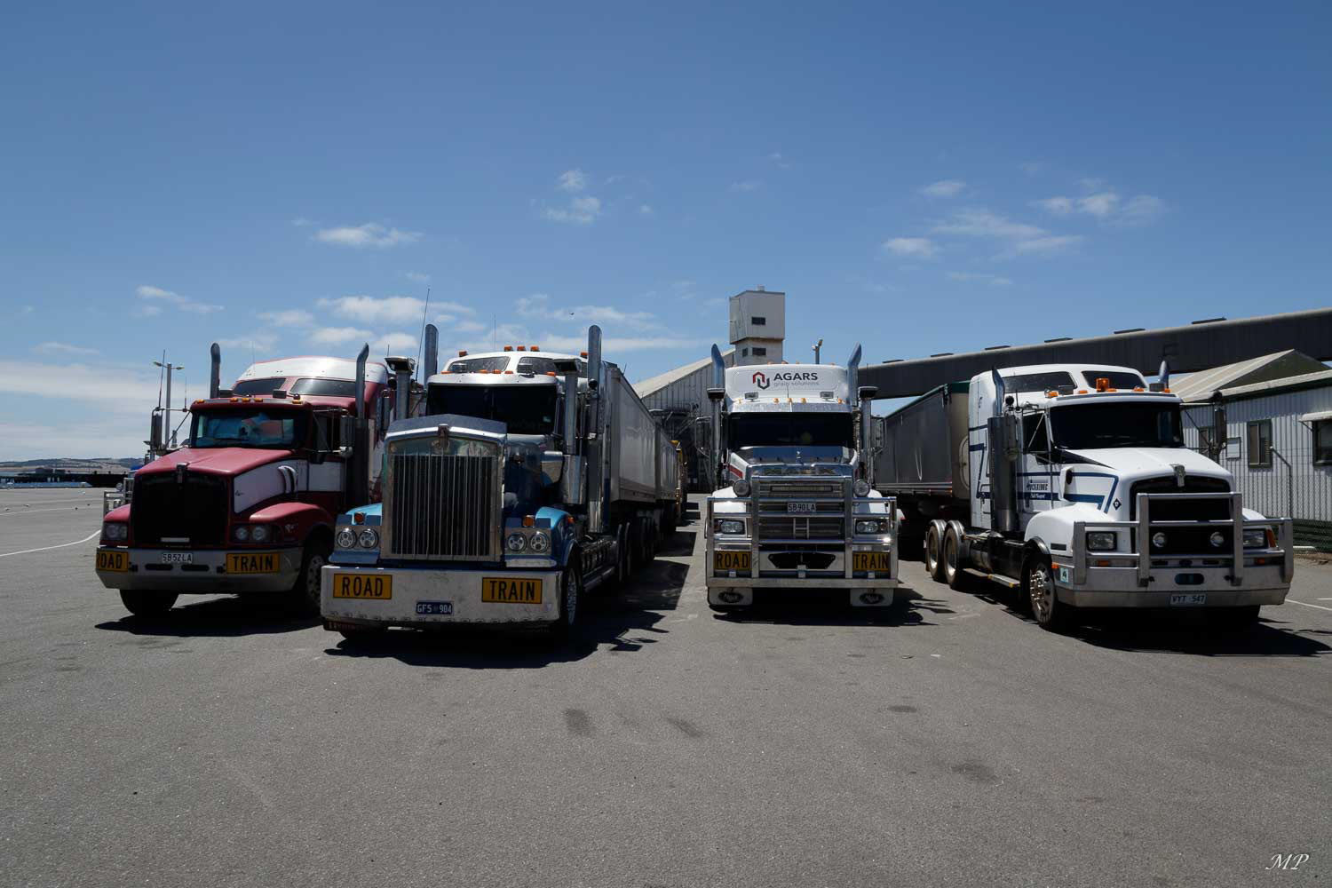 Les Road trains attendent les chargements pour prendre la route