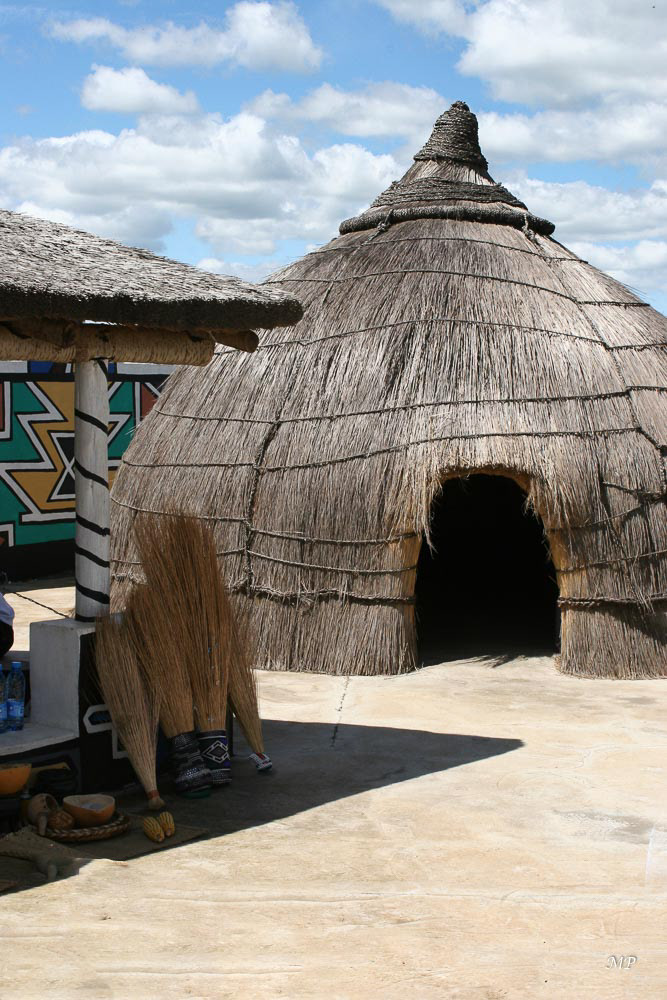 Les Ndébélés peuplent la région du Transval. Les femmes se distinguent par leur talent artistique. Elles exercent leur art mystérieux aux couleurs éclatantes sur les façades et les murs des maisons que les hommes construisent.