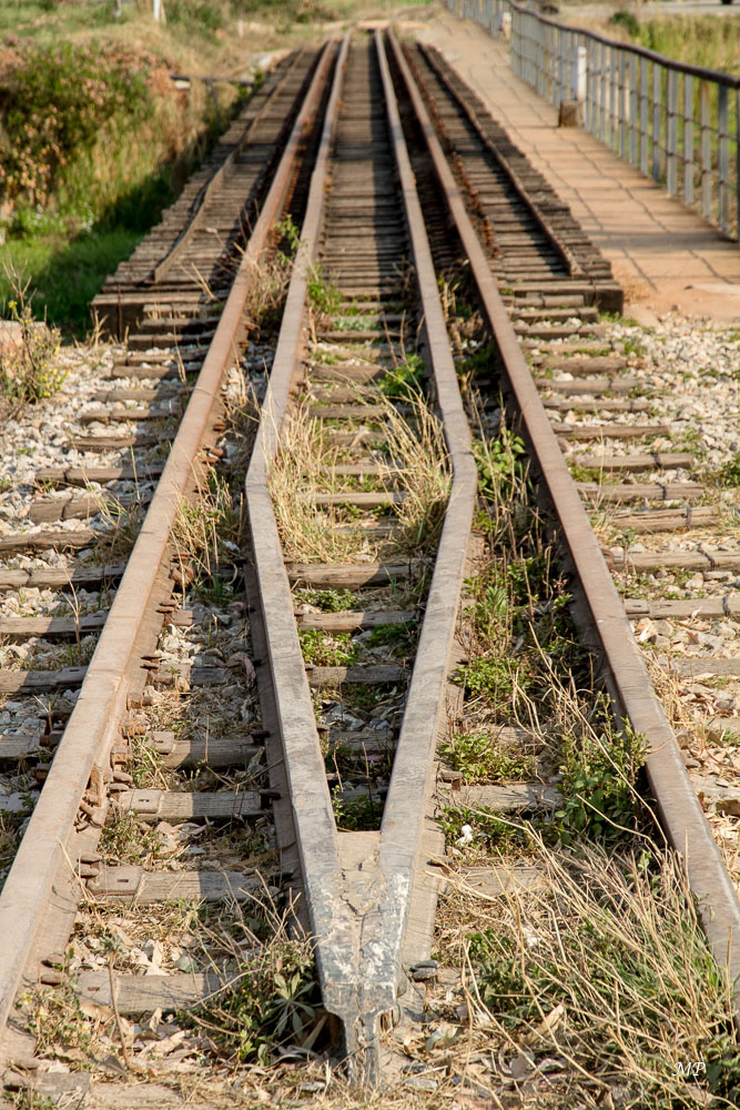 Yunnan - Jianshui : Non loin du pont, l'ancienne gare ferroviaire est désaffectée depuis peu. La ligne de chemin de fer de l'Indochine, construite par des français, a été doublée à Jianshui par des chinois hostiles au bruit généré par le train à vapeur. Cette voie, moins large, permettait de faire tirer les wagons par des buffles sur un chemin de halage.