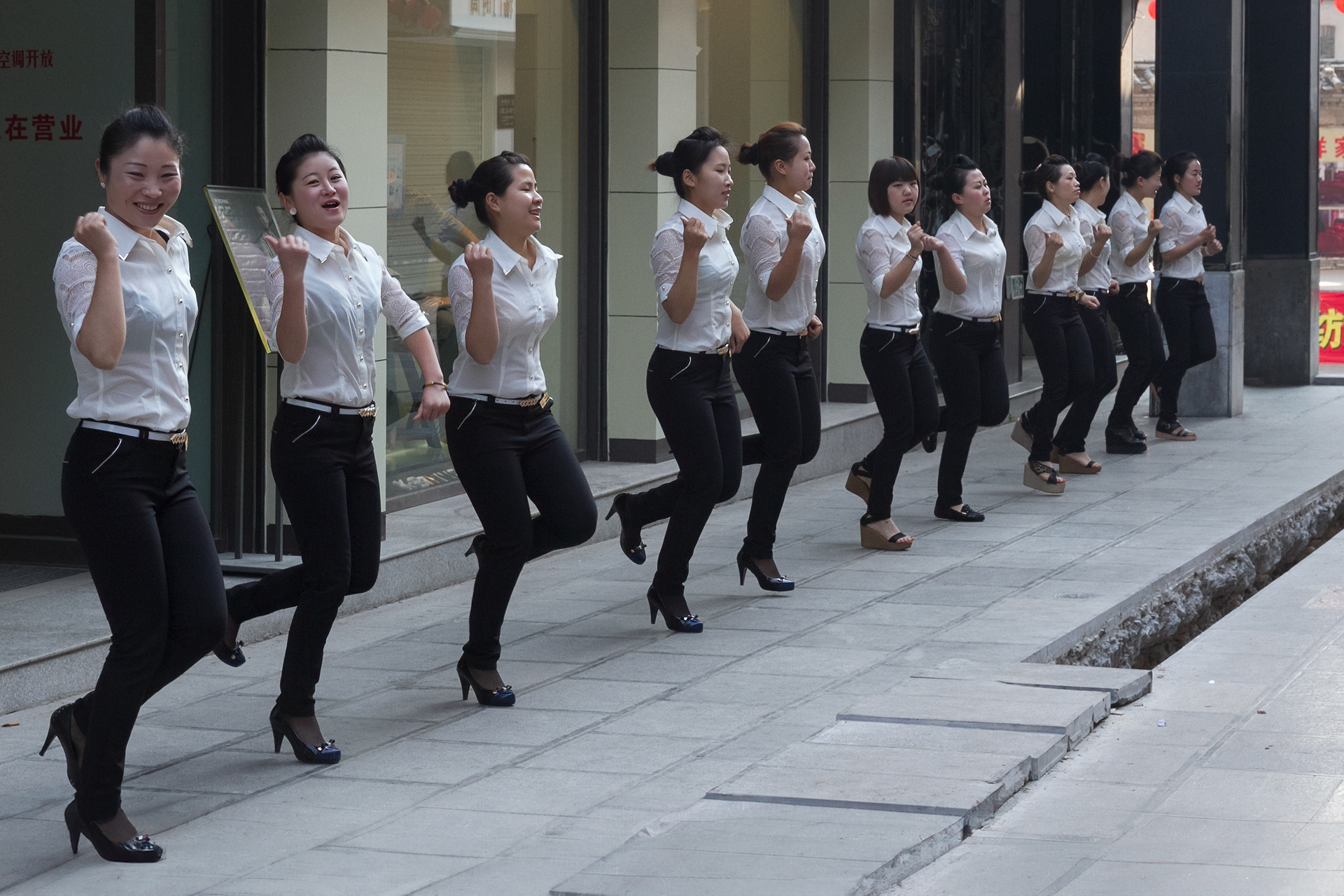 Yunnan - Jianshui : Chaque matin, avant d'ouvrir le magasin, les vendeuses font du Qi-Gong