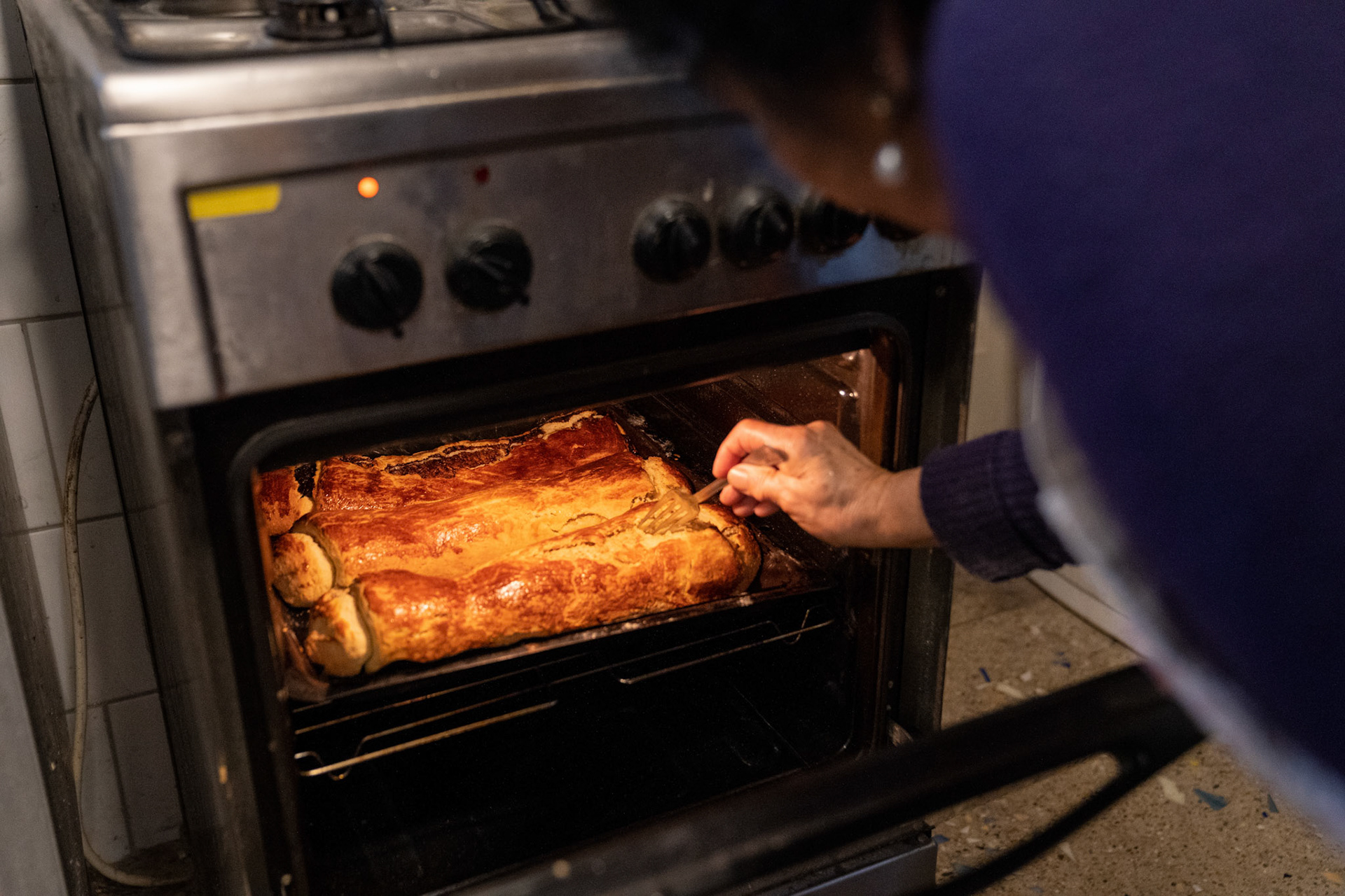 A bejgli a tapasztalt cukrásznál is gyakran elreped, de Joli nem bosszankodik. A sütemény ízén a szépséghiba nem ront.