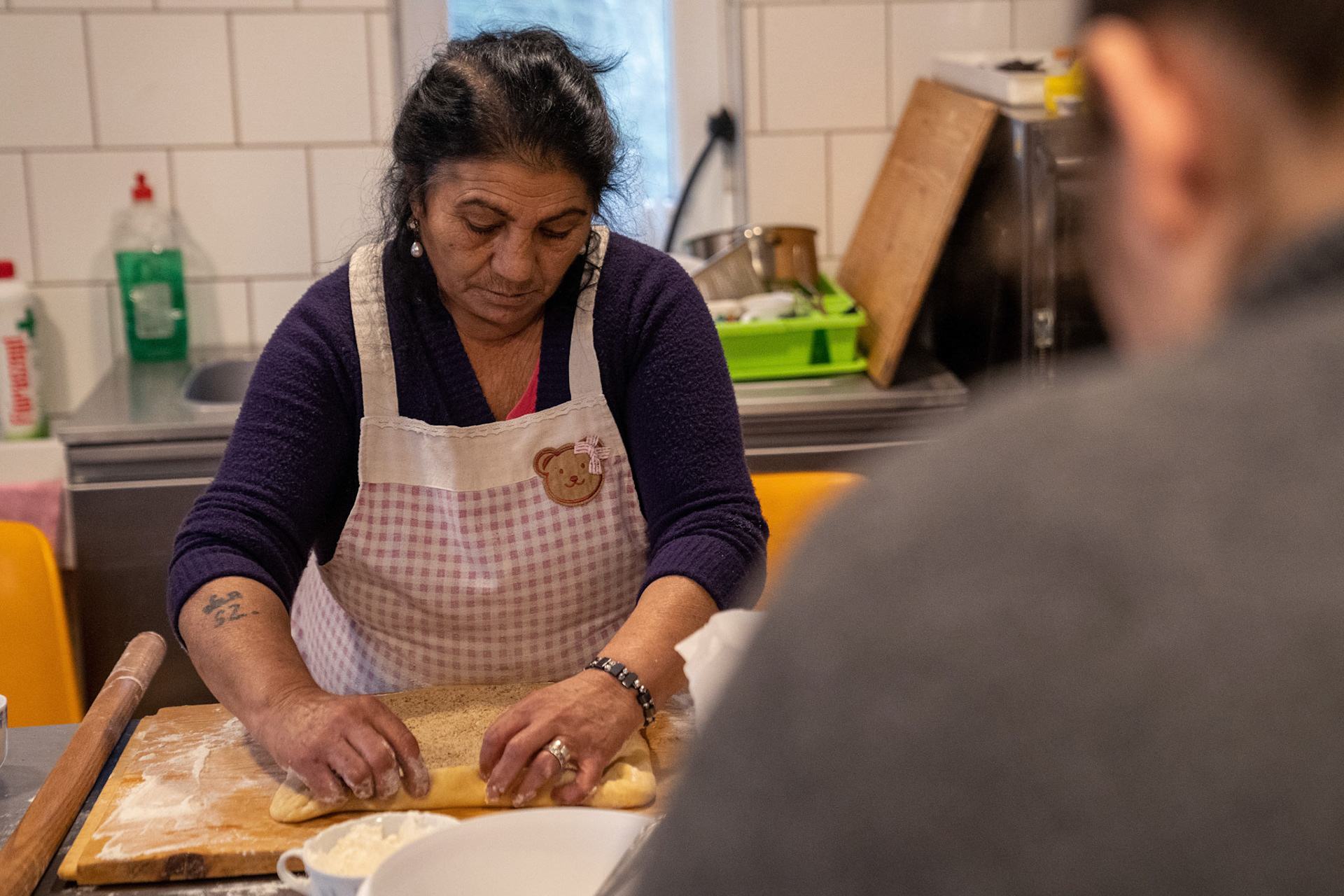 Nincs rendelés, így ma Joli mákos, kakaós és diós bejglit süt a munkatársainak és a máltai gyerekházba járó kicsiknek.