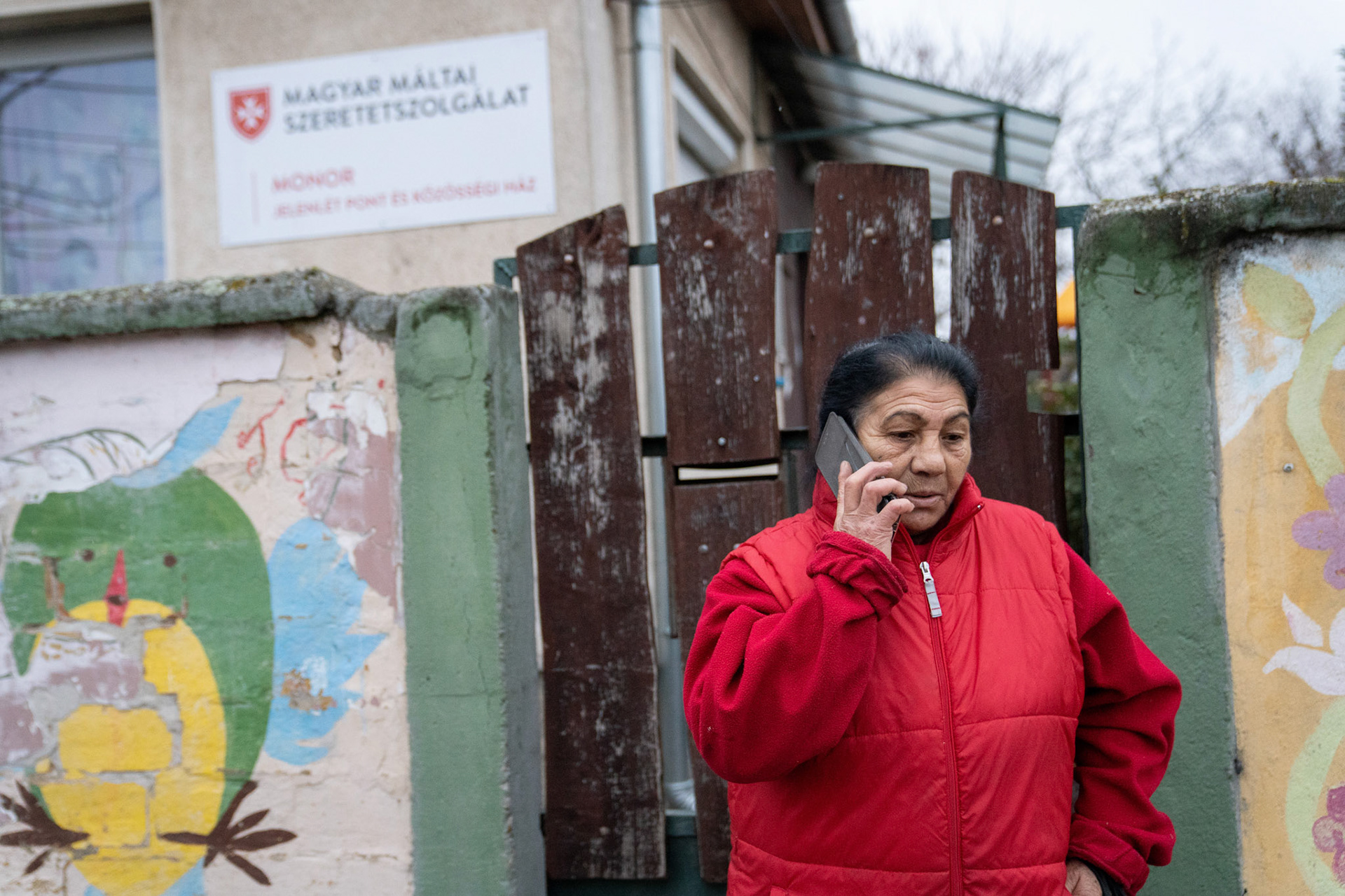 7.40: Joli megérkezik a sütödéhez. A lányokat, a munkatársait hívja, akik késnek, de a kulcs náluk van.
