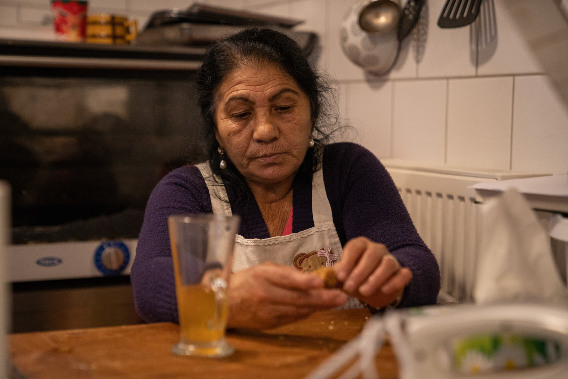 Amikor a sütemények elkészülnek, a munkanap derekán járunk. Joli megkóstolja a bejglit és csendben teázik. Pár percig nem szólítja meg senki.