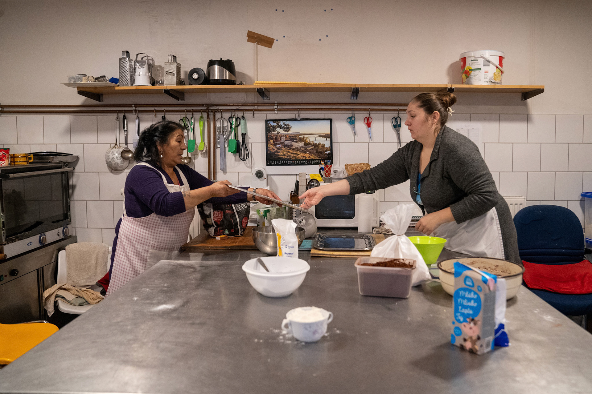 A monori Elfogadás Sütödében négyen dolgoznak. Ketten ma szabadságon vannak, Joli és Kitti tartják a frontot.