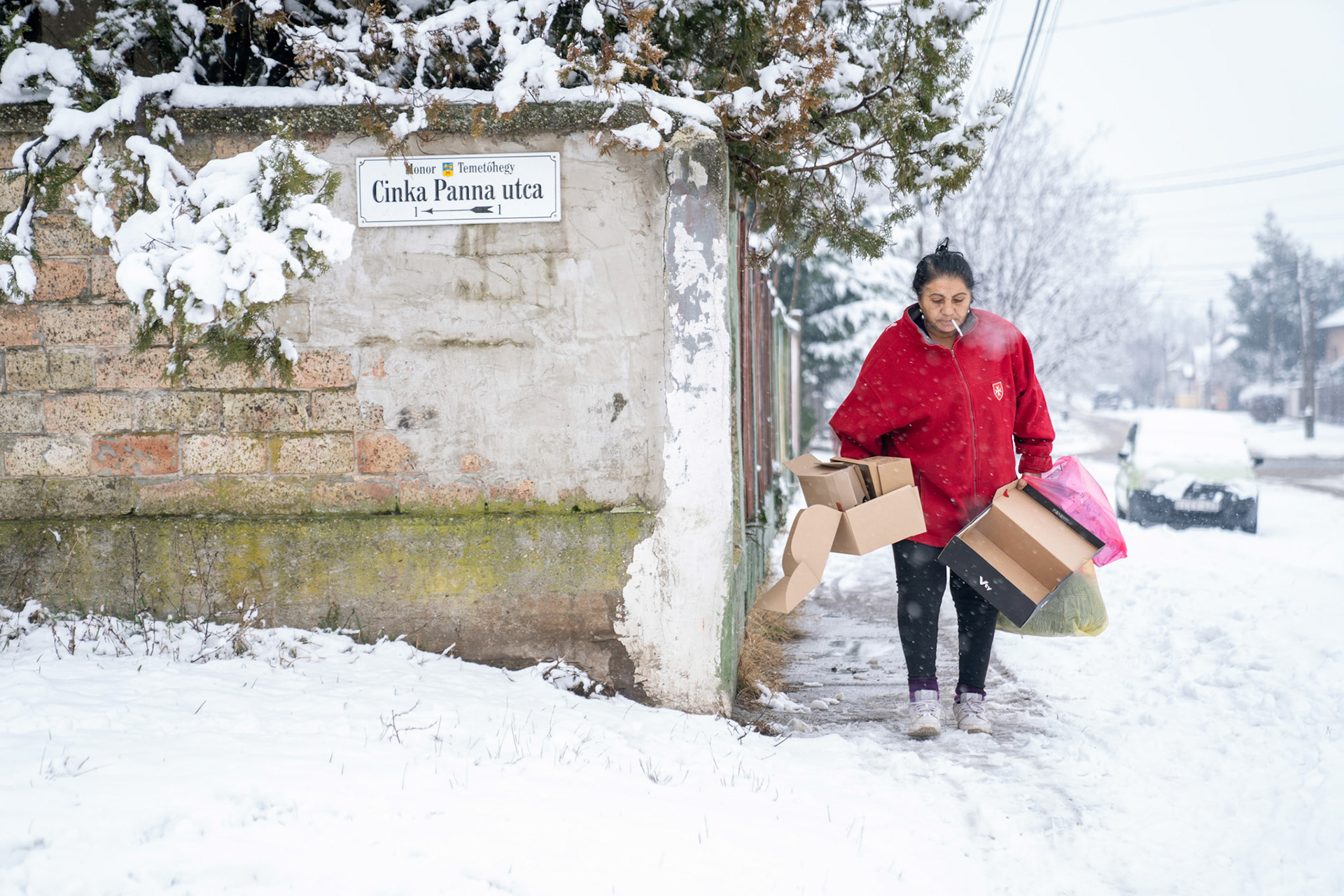 14.10: Joli hazaindul. A gyerekházban ma kiürült néhány adományos cipősdoboz, amit esténként gyújtósnak tud majd használni.