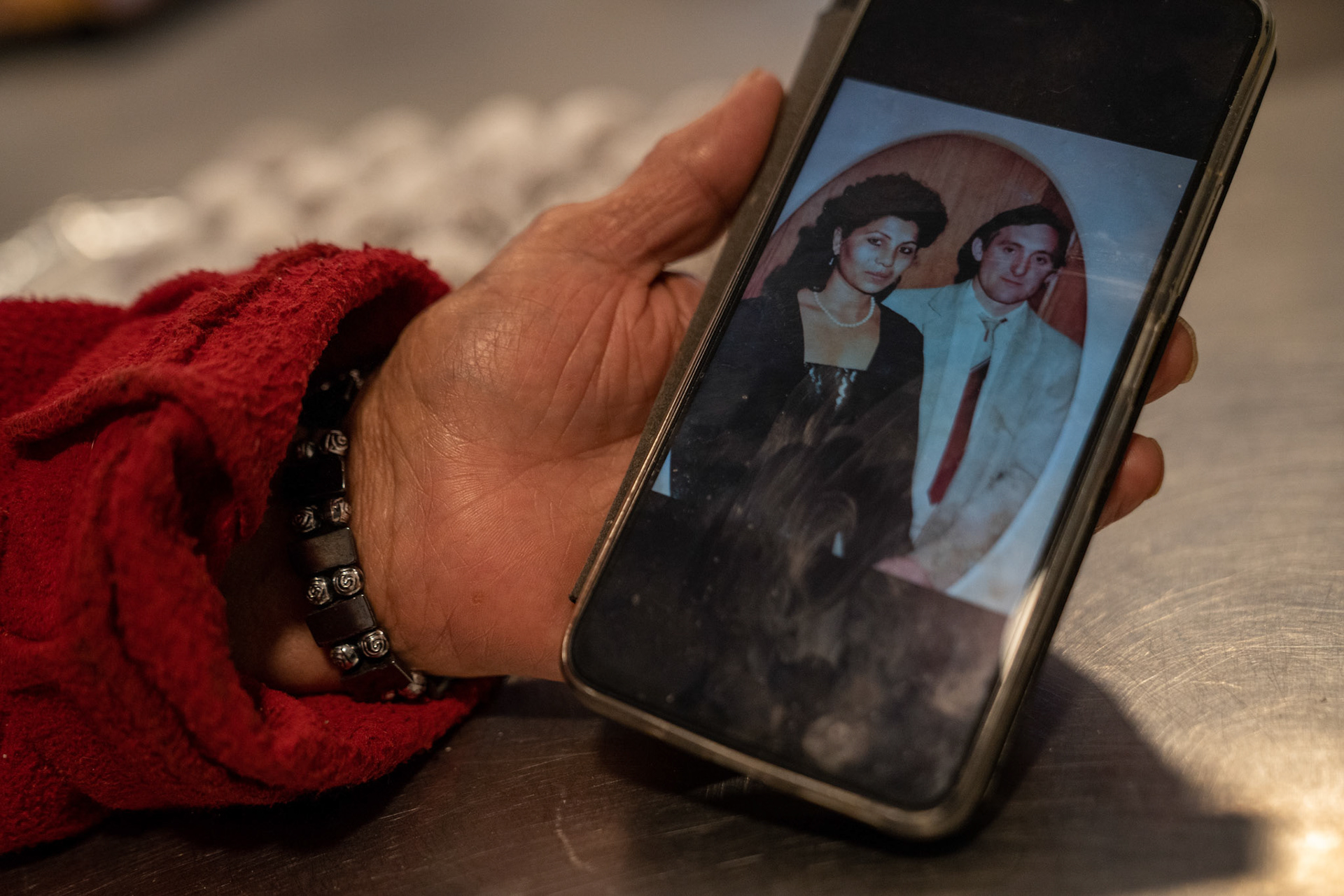 Joli közben az életéről mesél. A nehéz időszakokról 41 éve tartó házasságában és a rossz döntésekről. Nem szégyell semmit és nincs zavarban.