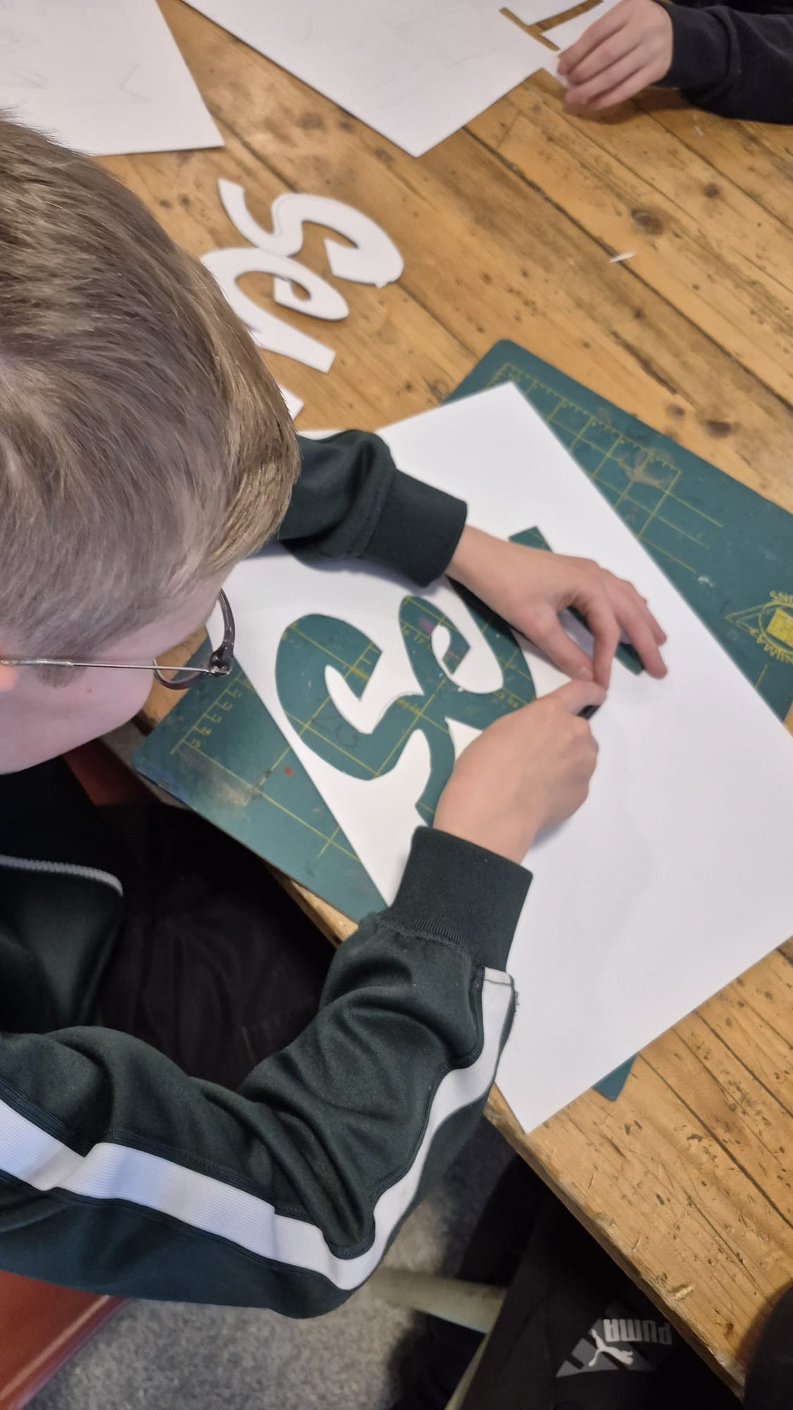 Stencil uitsnijden tijdens graffiti kinderfeestje