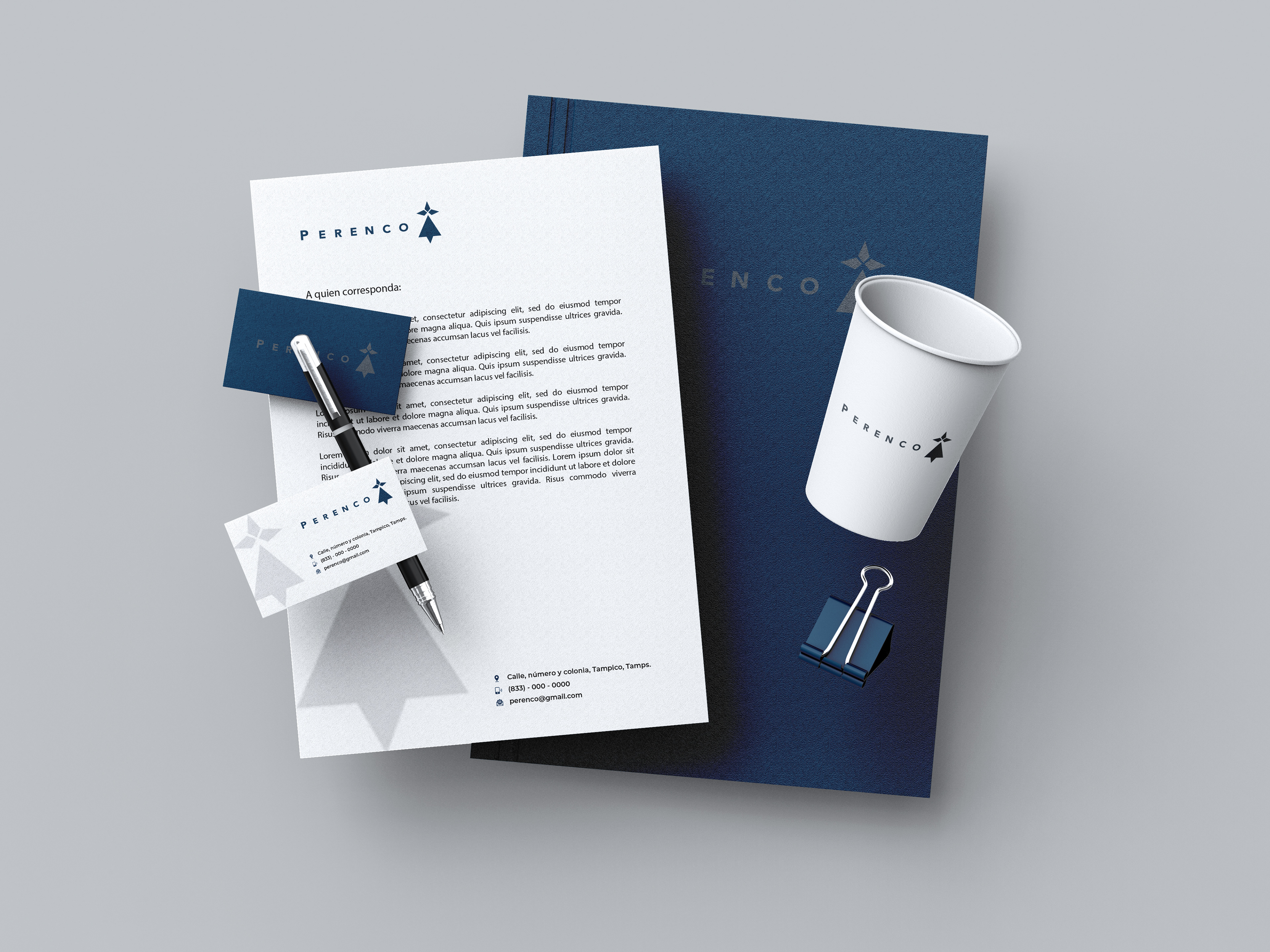 Carpeta, hoja membretada, tarjetas de presentación y vaso