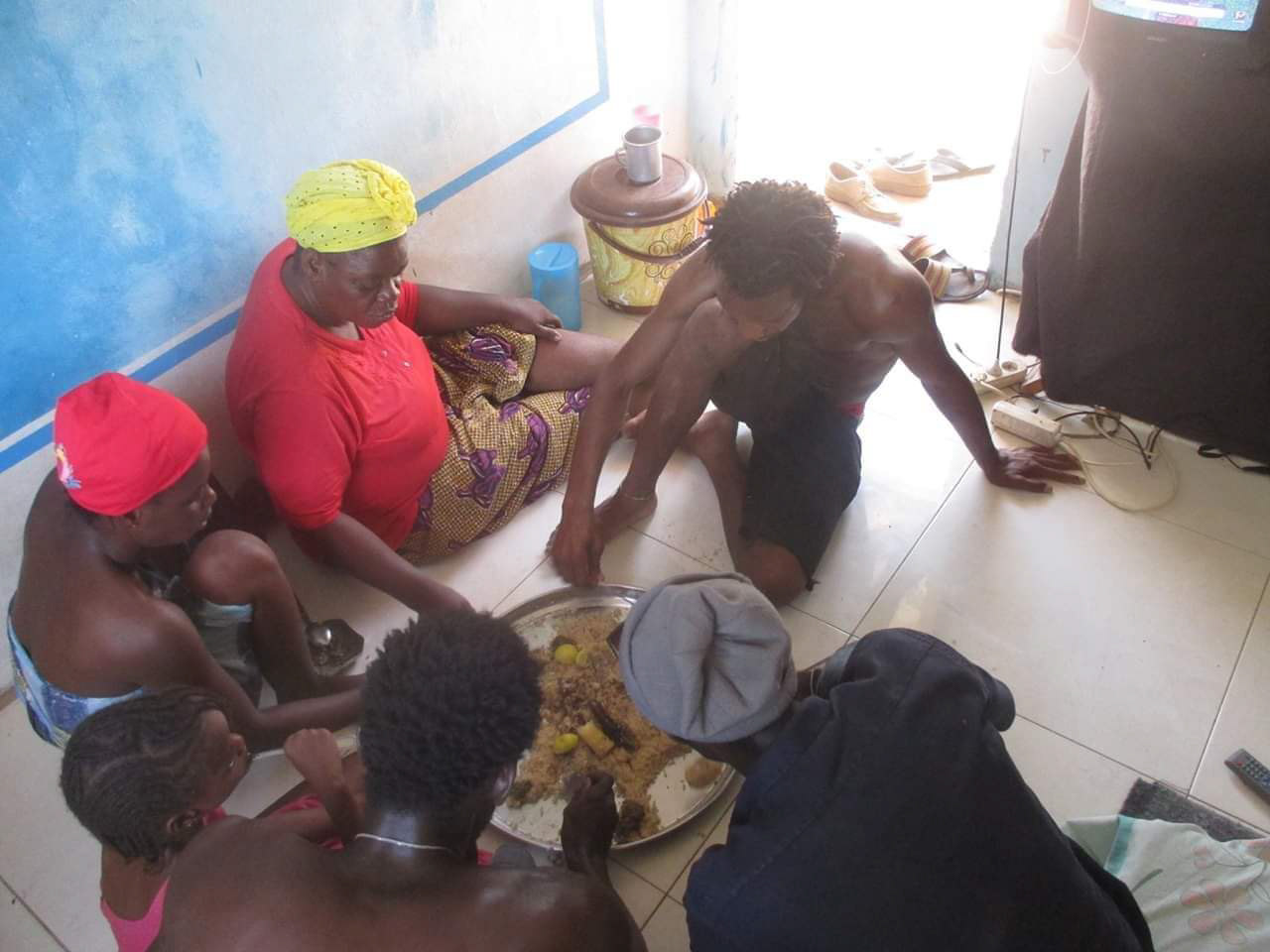 -Senegal - Keur - Sharing a meal