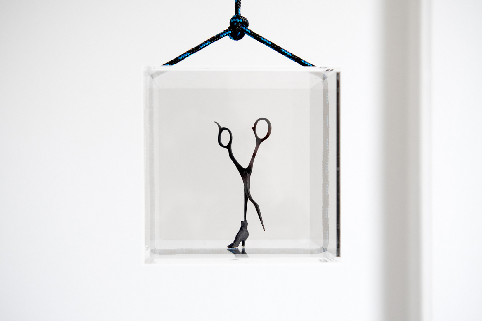 “Kunstkamera Boro-da / Boro-net” (13cm x 13cm x 13cm). 3D print in nylon, acrylic case