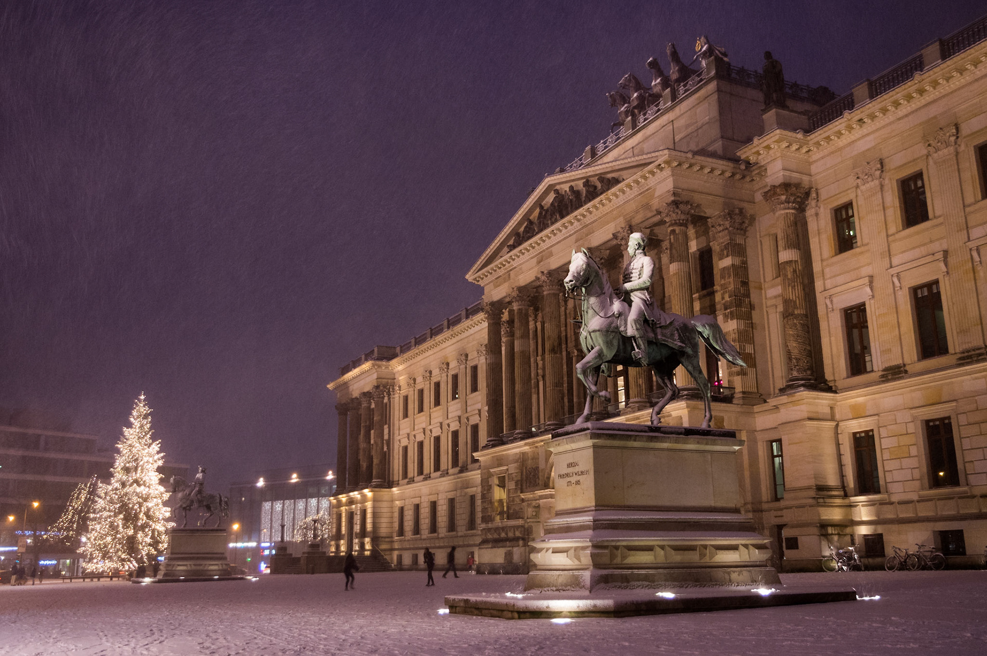 Die Schloss Arkaden während des Wintereinbruchs in Braunschweig am Sonntag (10.12.2017). Foto: Markus Hörster/BestPixels.de