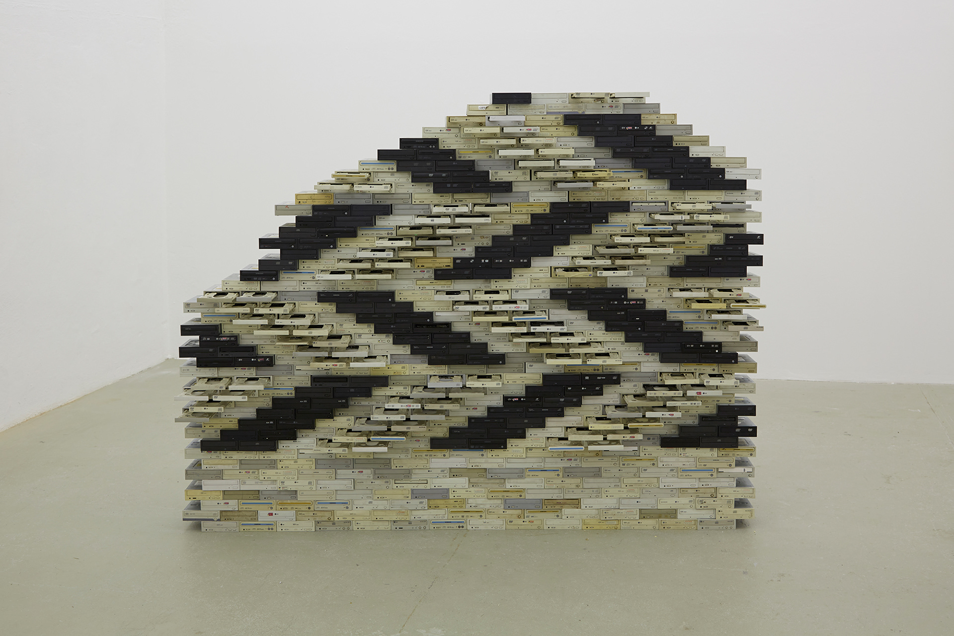 Ornaments of Property, Weingruell, approx.. 160 cm x 15 cm x 35, Weingruell, Karlsruhe, DE, 2014