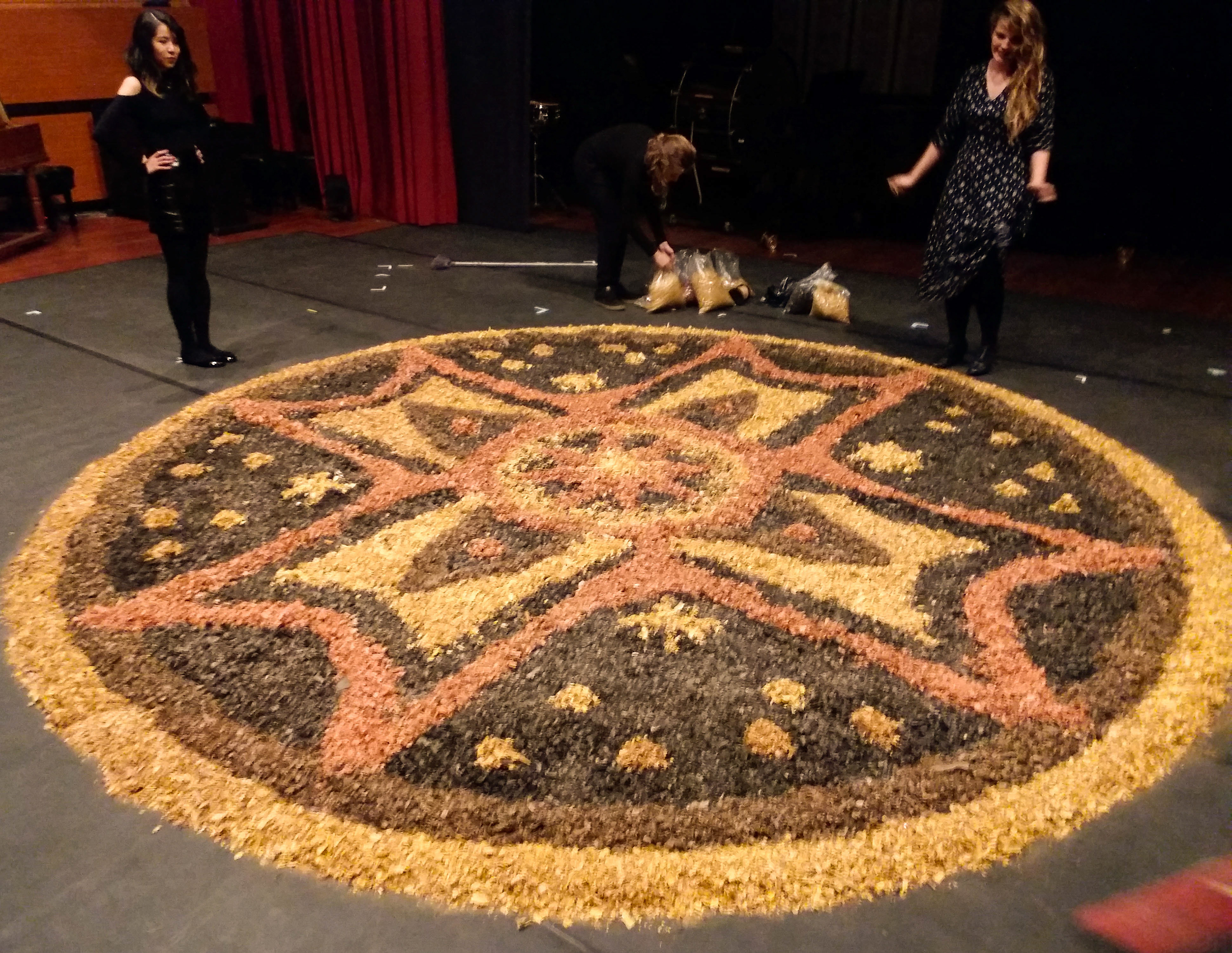 Tapete com serragem tingida, usado na cena de luta dos personagens, onde a serragem é mexida e revela um piso vermelho, simbolizando o sangue derramado sobre o campo de batalha entre os amantes.