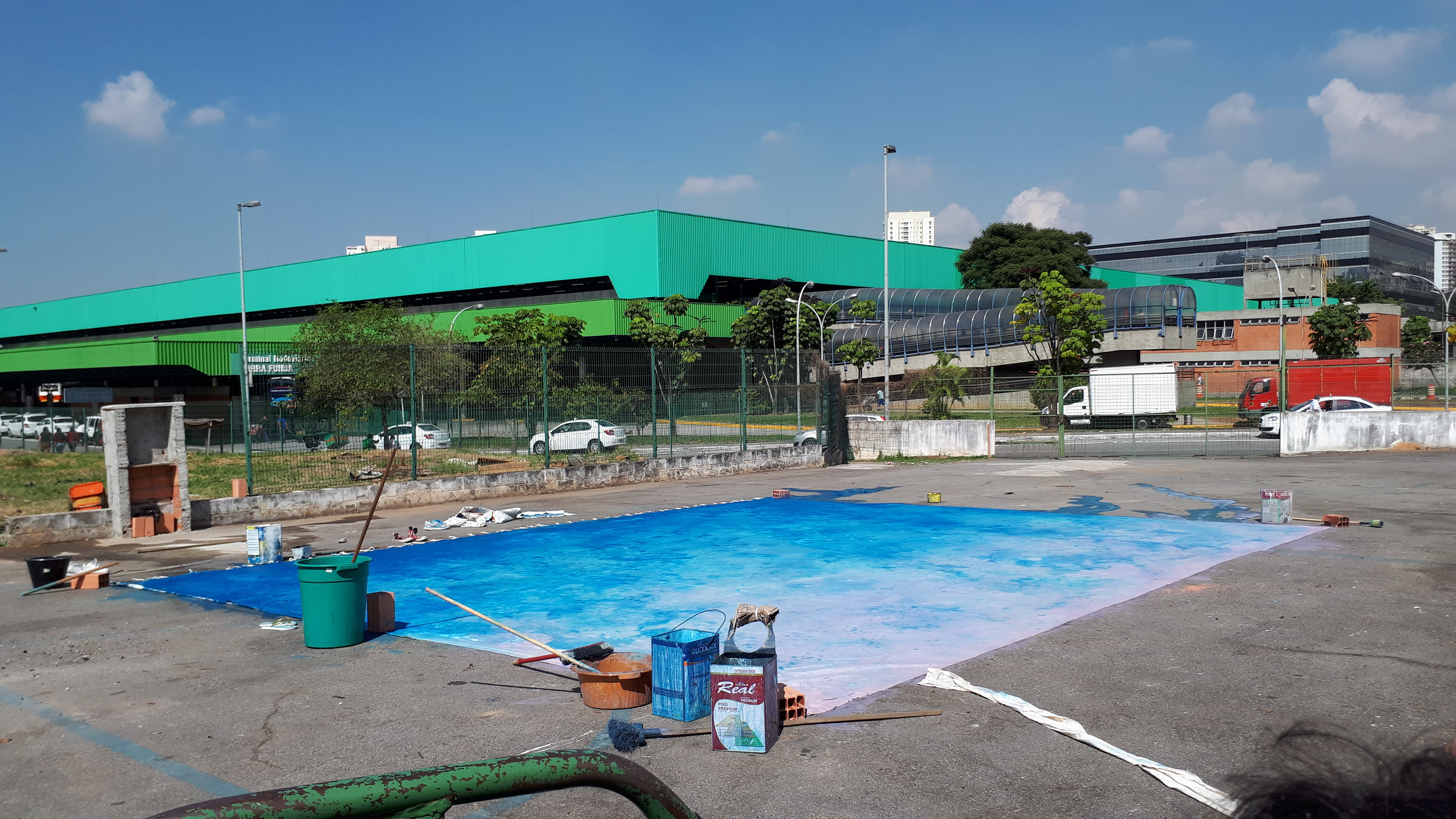 Tecido de algodão cru (7x10m) pintado pela equipe de cenografia e usado como cenário de fundo da ópera Os piratas de Penzance