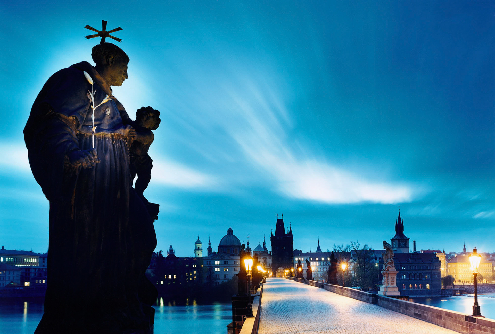 Svatí (Charles Bridge), 2000