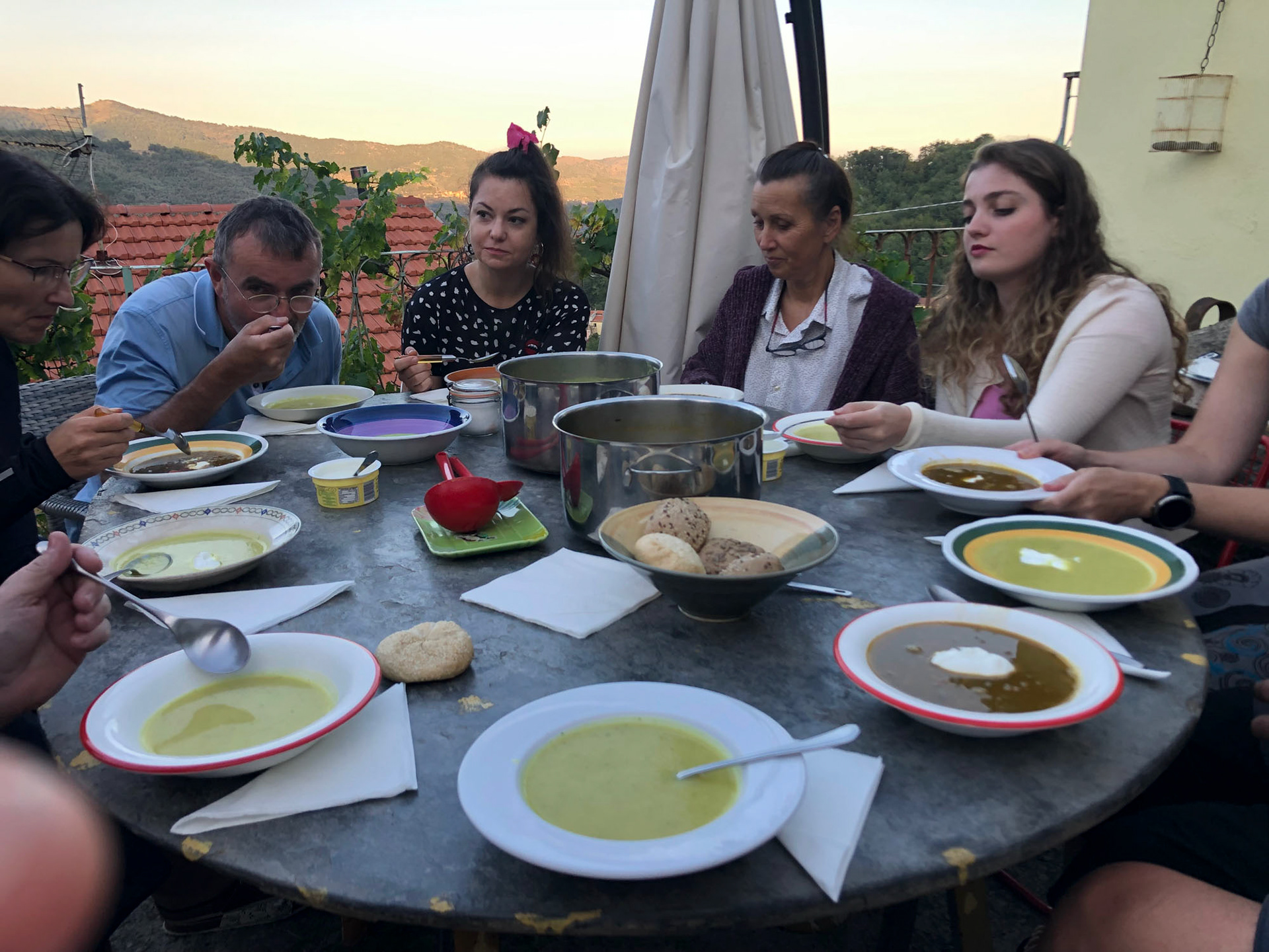 Lenka, Dan, Sandra, Magdaléna, Eliška a domácí polévka; Tavole, 09/2022