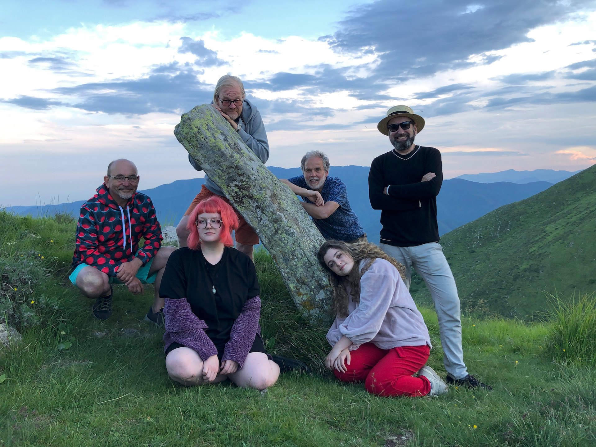 vpředu: Klára a Eliška, vzadu: Zdeněk, menhir, Pavel, Jan a Štěpán; Passo Mezzaluna, 06/2021