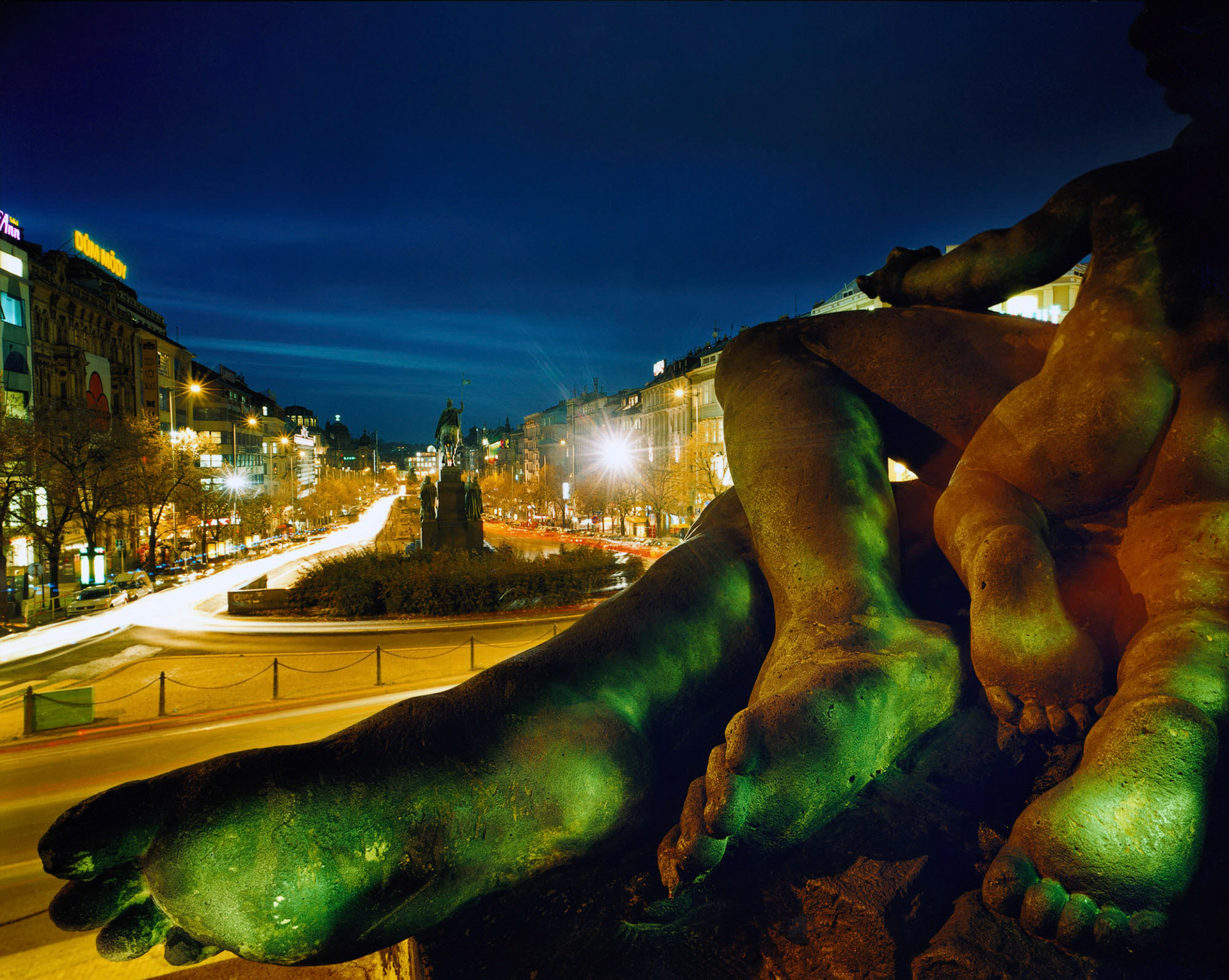 Démoni a bůžci (Praha: Václavák), 2001