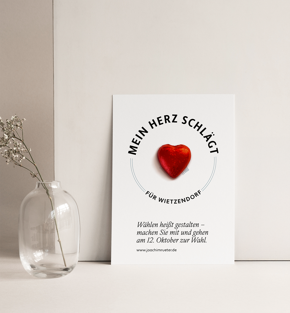 Mit einem süßen Herz aus Schokolade - als haptisches Zeichen für Nahbarkeit und Verbundenheit.