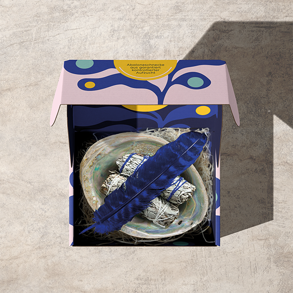 Box gefüllt mit Abalone, Räucherbündel & Feder