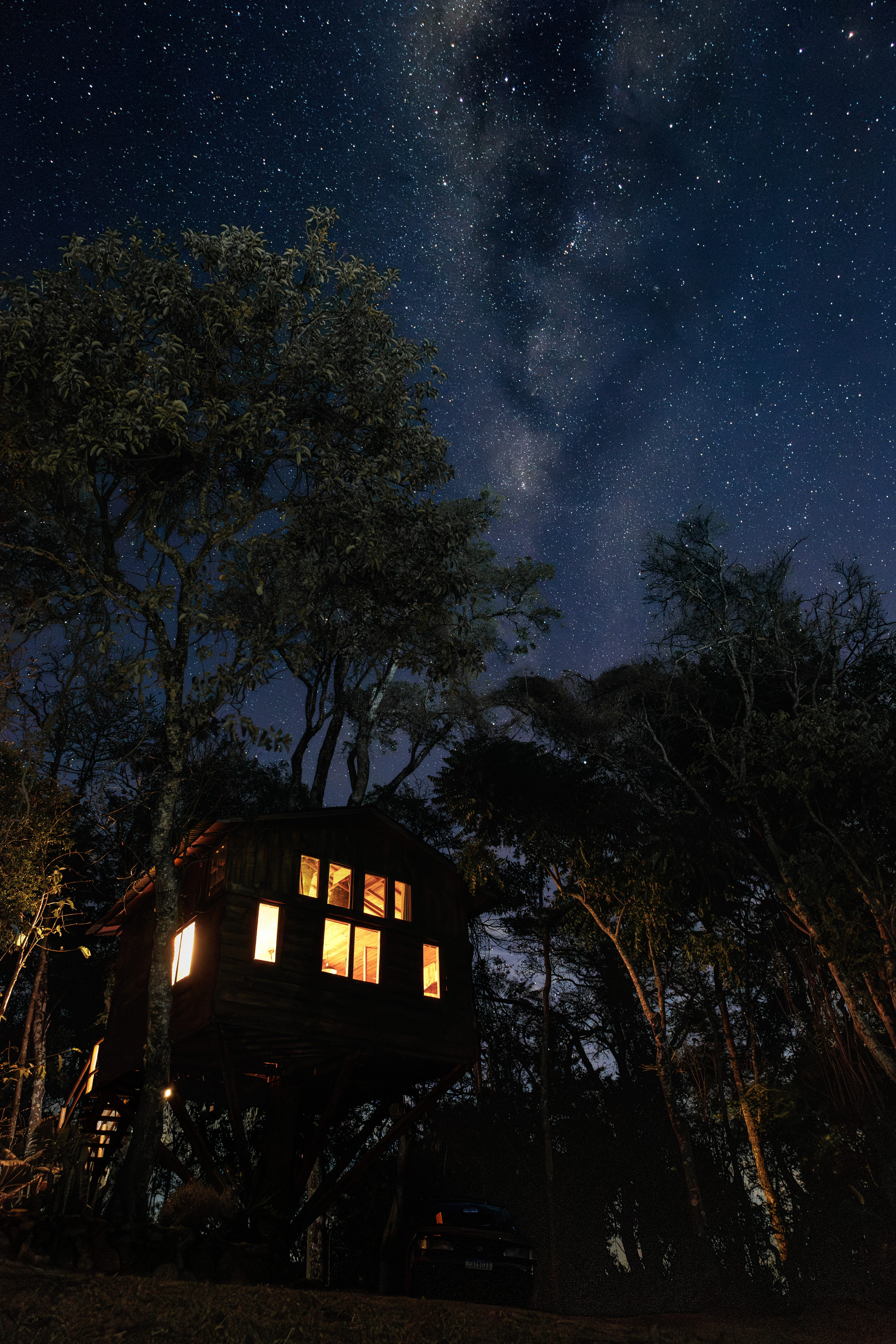 Céu Noturno sobre casa na árvore - Gonçalves MG