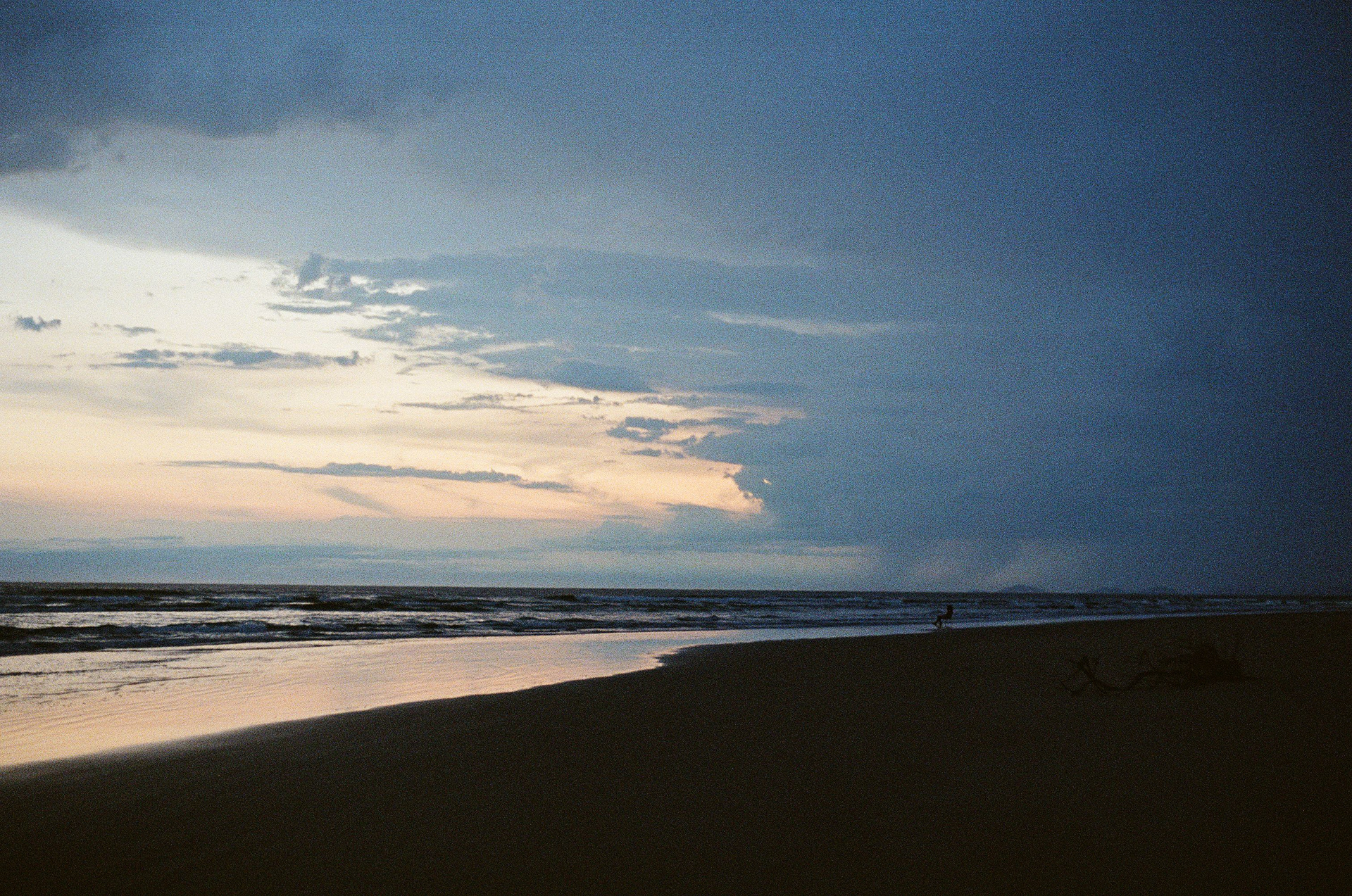 Filme 35mm Fujifilm 400 - Pessoa distante, mas presente no momento