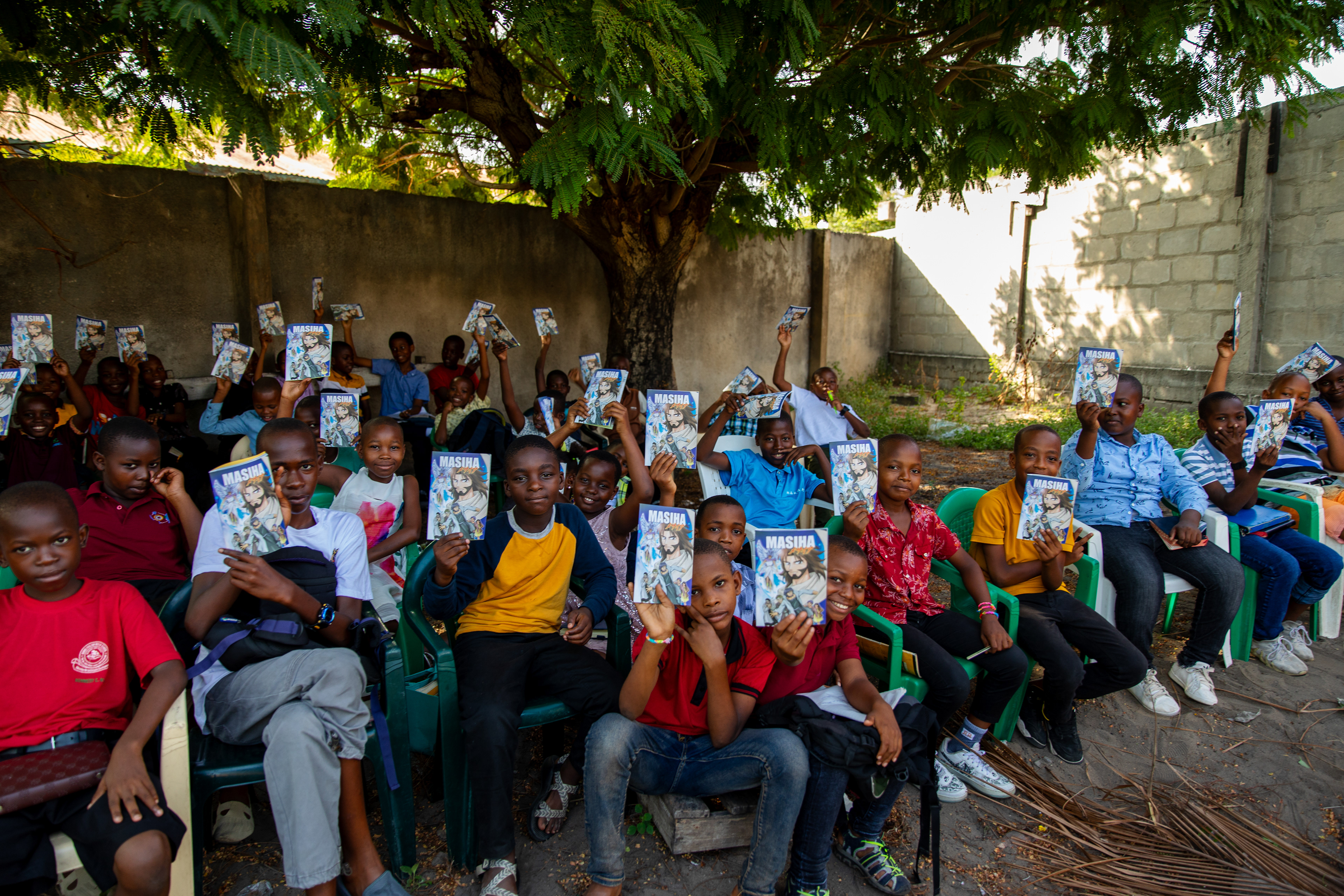 City- og churchsale i Dar Es Salaam. Barna har fått hvert sitt gratis blad.