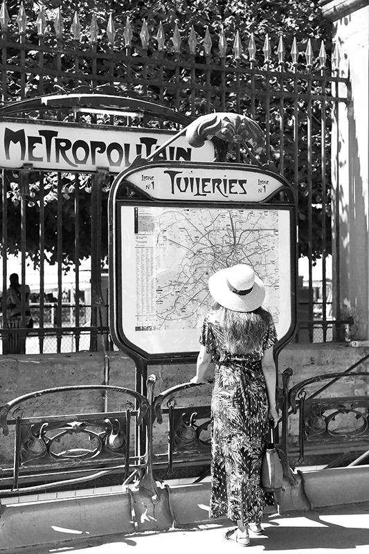 BW photo of woman at Paris metro links to JOURNAL section