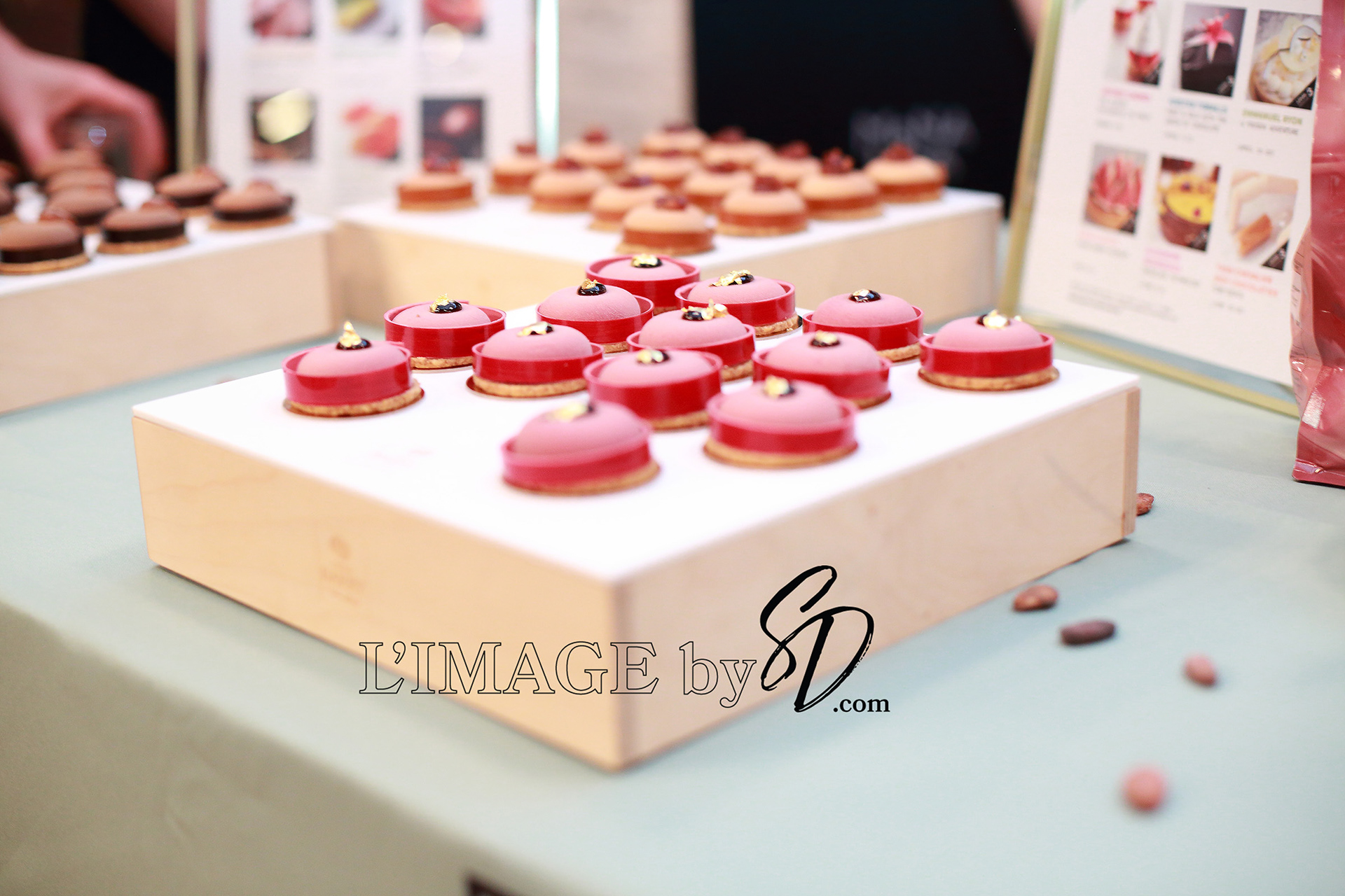 photo of box of macaroons links to EVENTS section