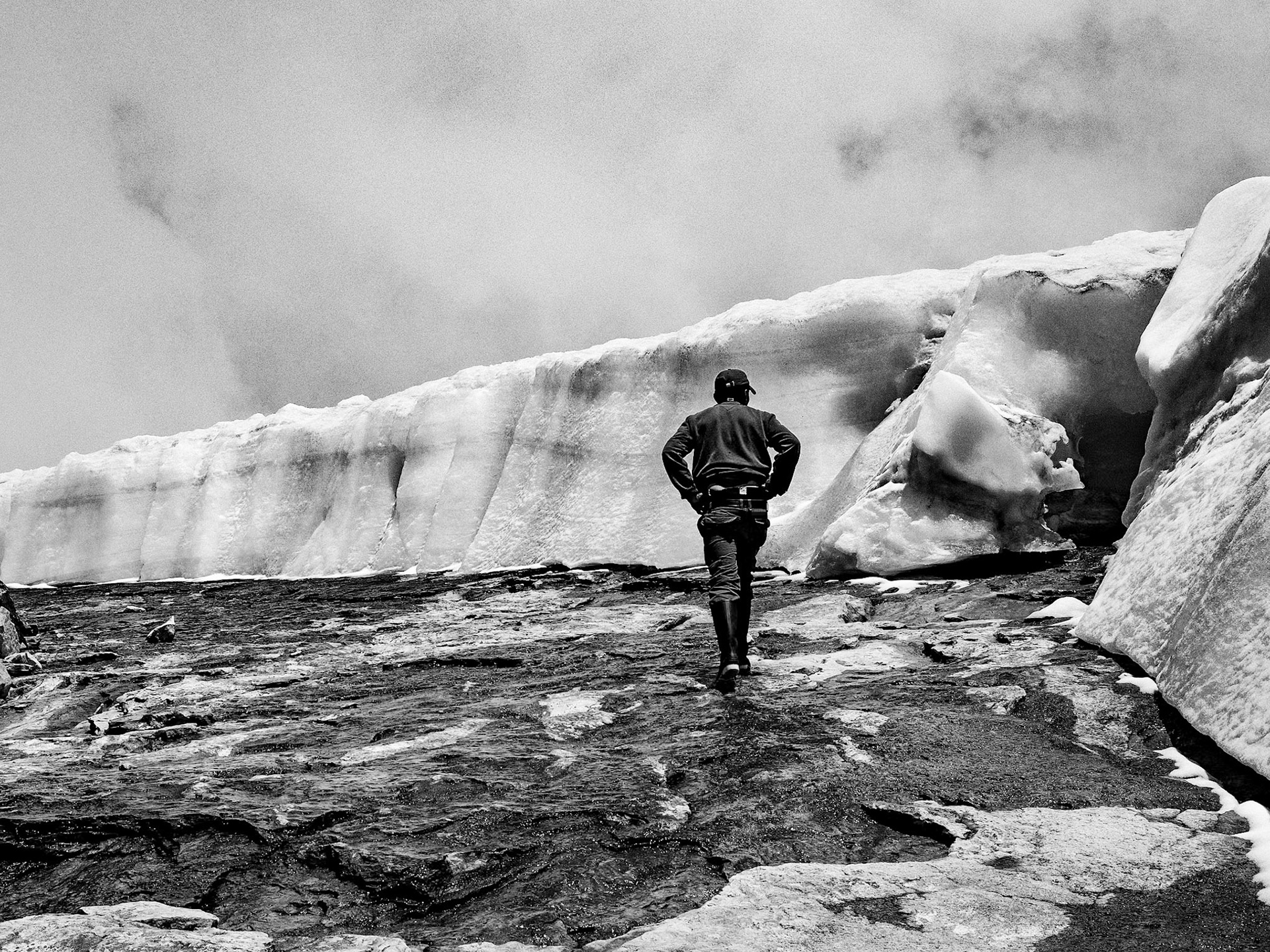 Mon guide Ivan marche devant moi le long du mur de glace qui correspond au point le plus bas du glacier, à 5000m d’altitude. La zone ou nous marchons était recouverte par plusieurs mètres de glace l’année précédente.