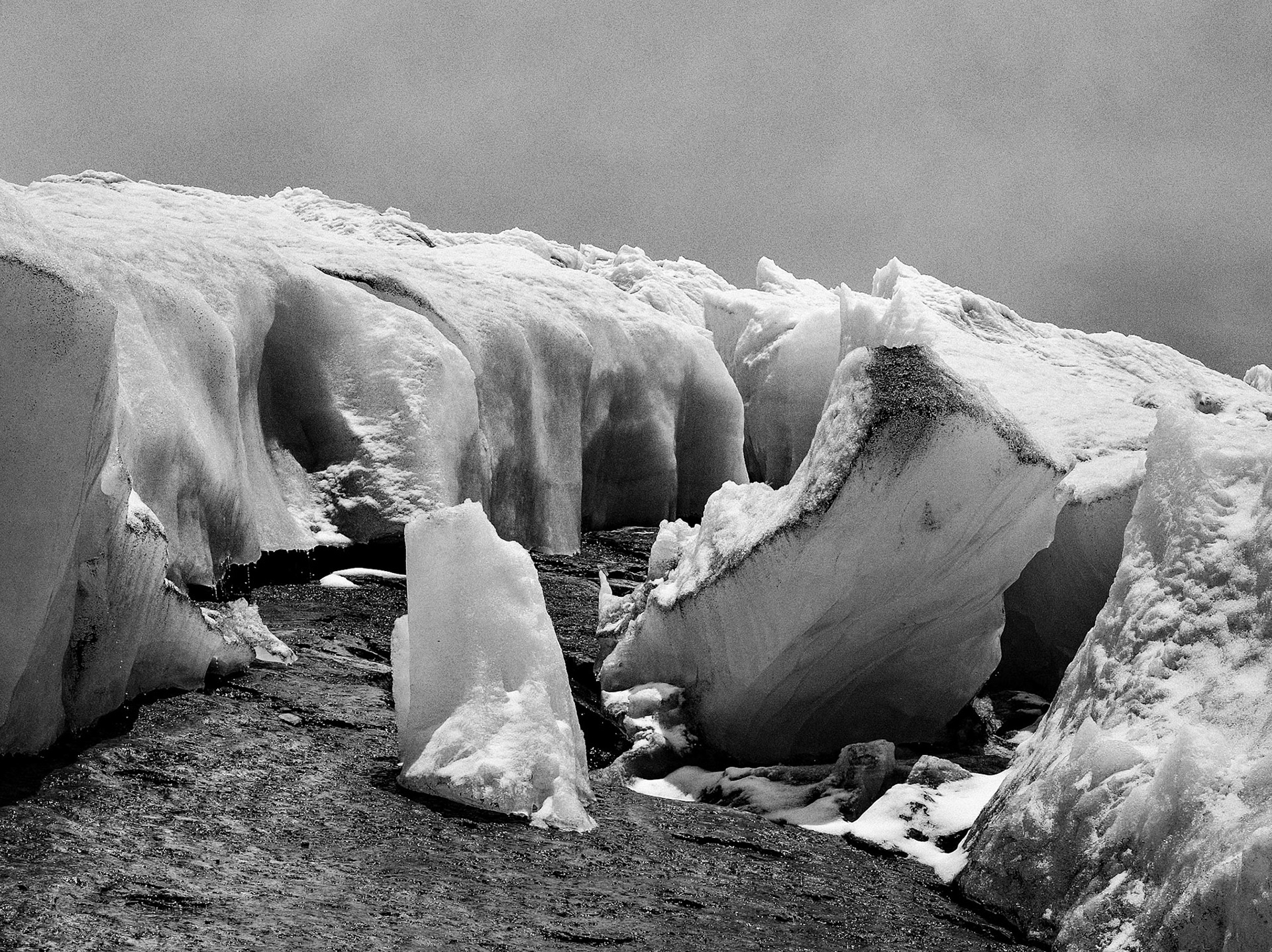 Au pied du glacier Ritacuba Blanco. L’épaisseur de la glace est inférieure à 2m et des zones entières de roches sont visibles alors qu’elle était de 6m en 2023