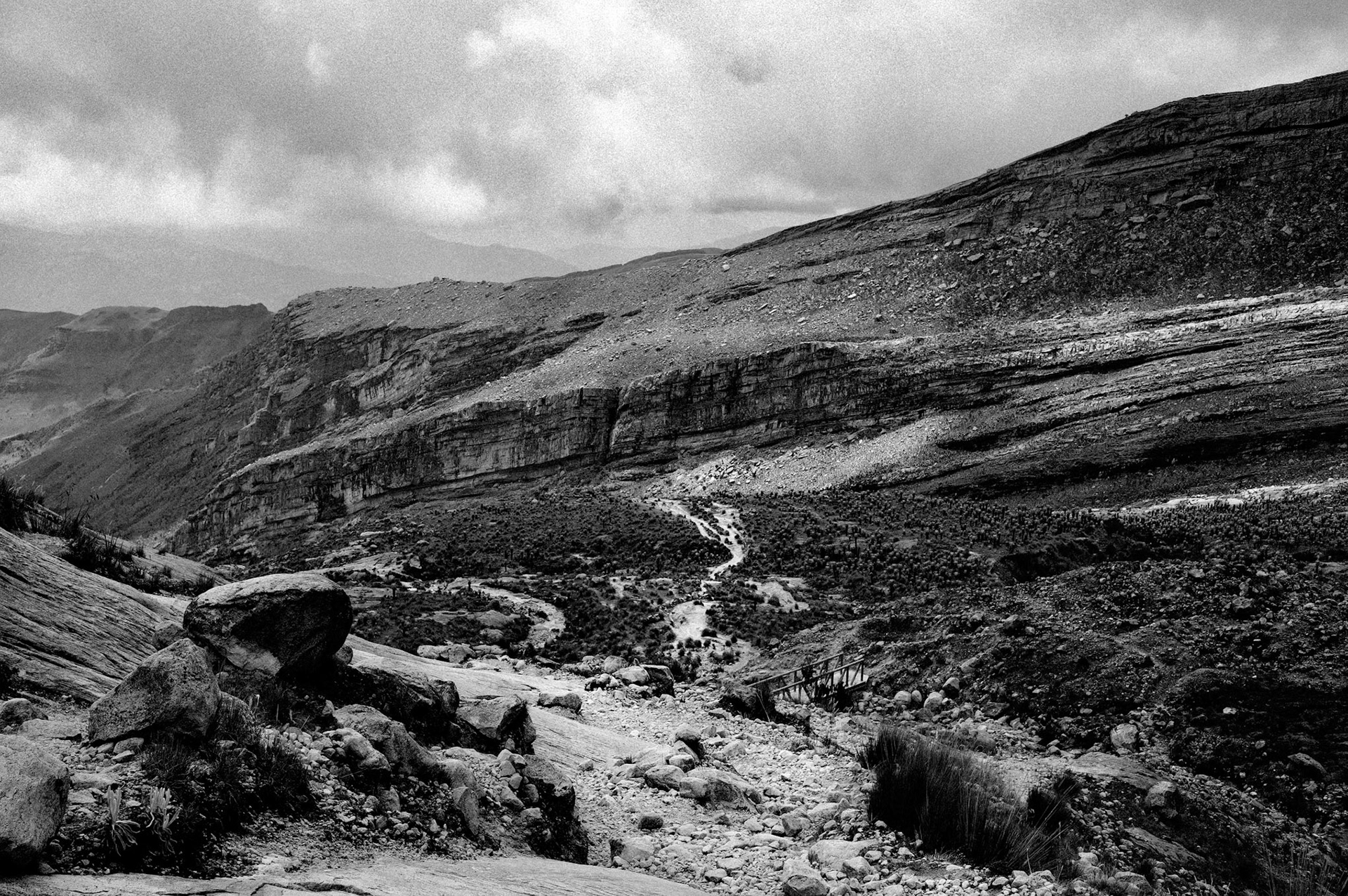 Sentier qui descend dans la vallée