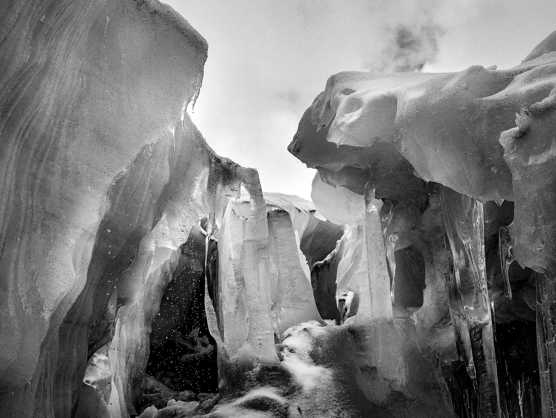 A l’intérieur d’une crevasse en formation dans le glacier du Ritacuba Blanco.