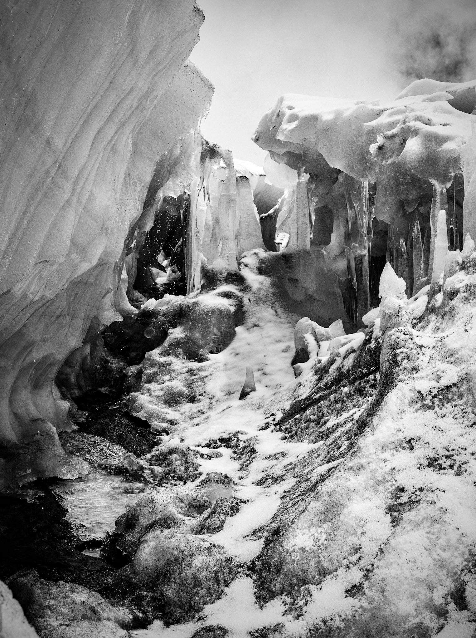 Nous progressons à l’intérieur d’une crevasse qui est en train de couper le glacier sur plusieurs dizaines de mètres par endroit. L’eau coule à nos pieds.