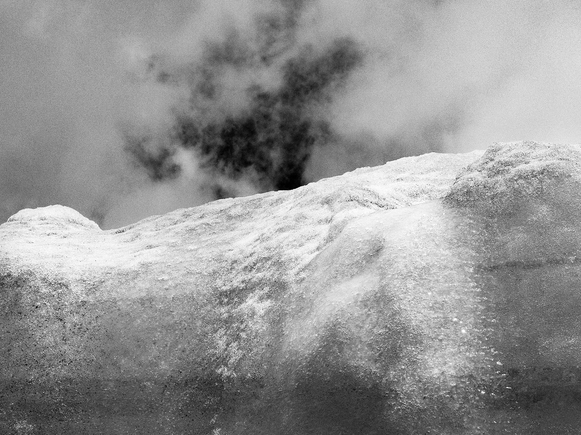 Torrent d’eau en formation en haut du mur de glace