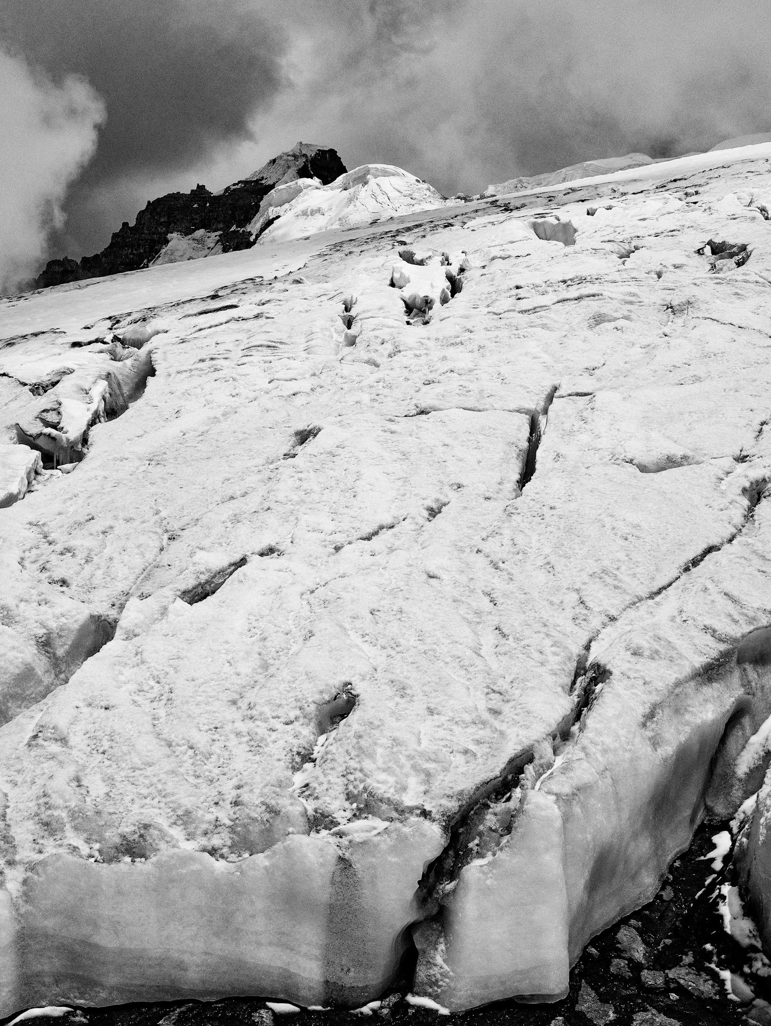Vue du sommet du Ritacuba Blanco à l’arrière plan et du glacier au premier plan.